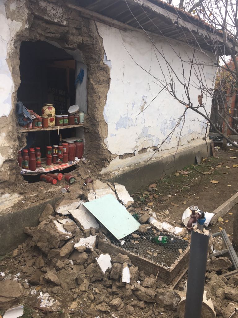 O femeie din Teleorman a scăpat ca prin minune cu răni ușoare, după ce o explozie i-a distrus parțial casa| FOTO
