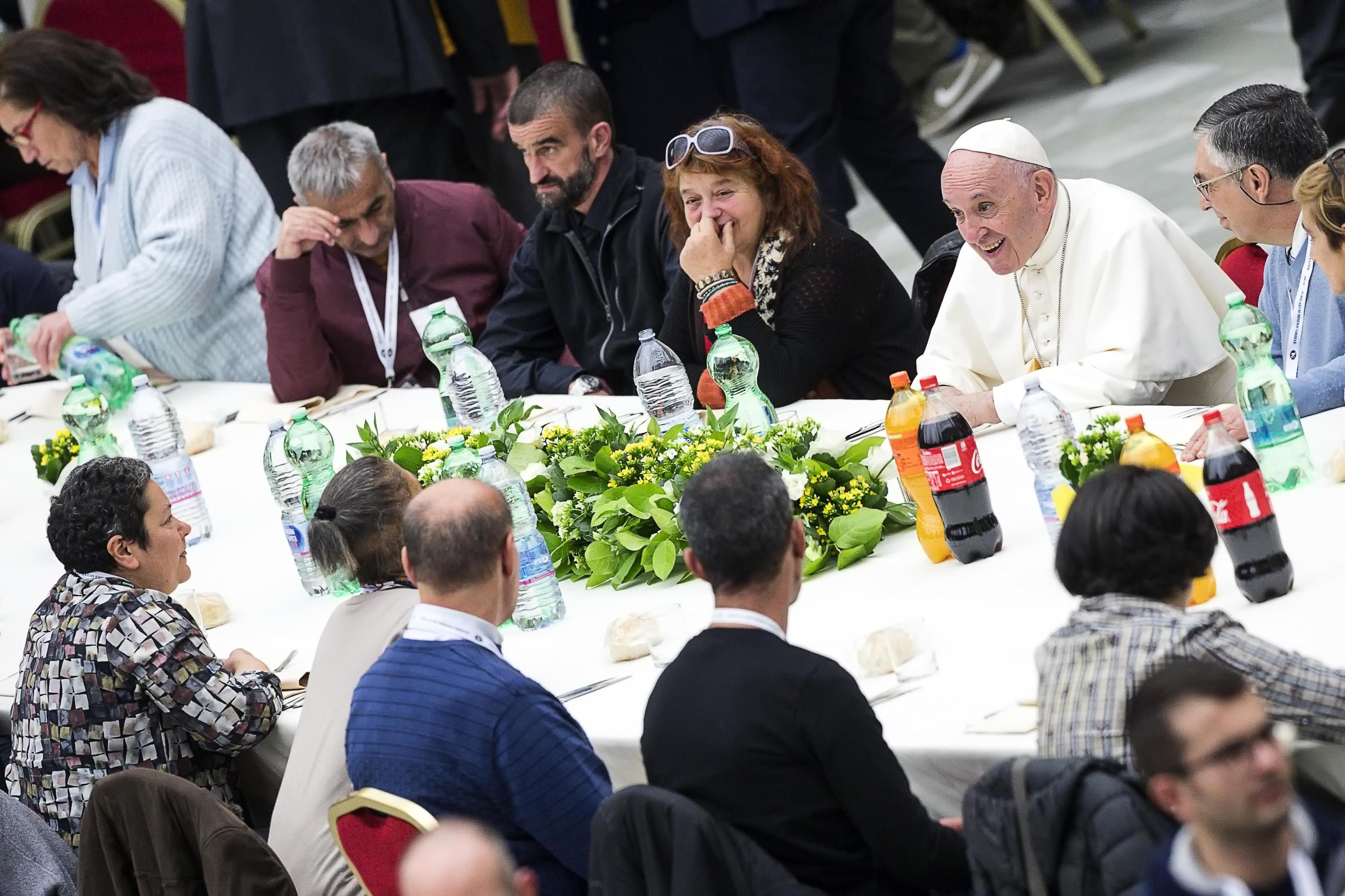 Papa Francisc a luat prânzul cu 1.500 de oameni săraci. Mesajul transmis de Suveranul Pontif