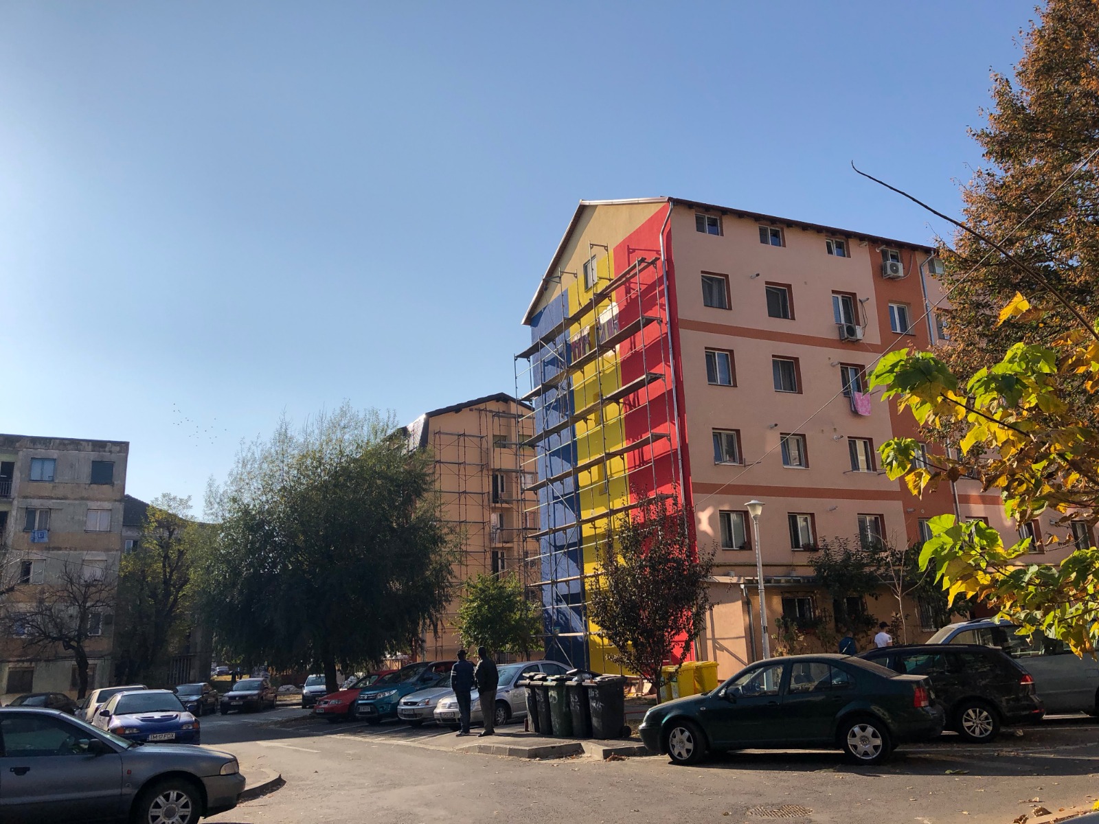 FOTO/ Gest de Centenar: Un bloc din Timișoara a fost vopsit în culorile drapelului României