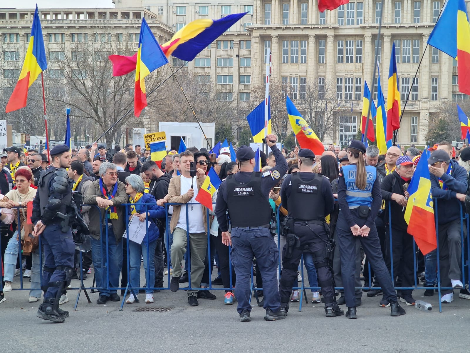Susținătorii lui Călin Georgescu au fost în fața CCR. Curtea i-a respins contestația, nu mai are nicio șansă de a candida