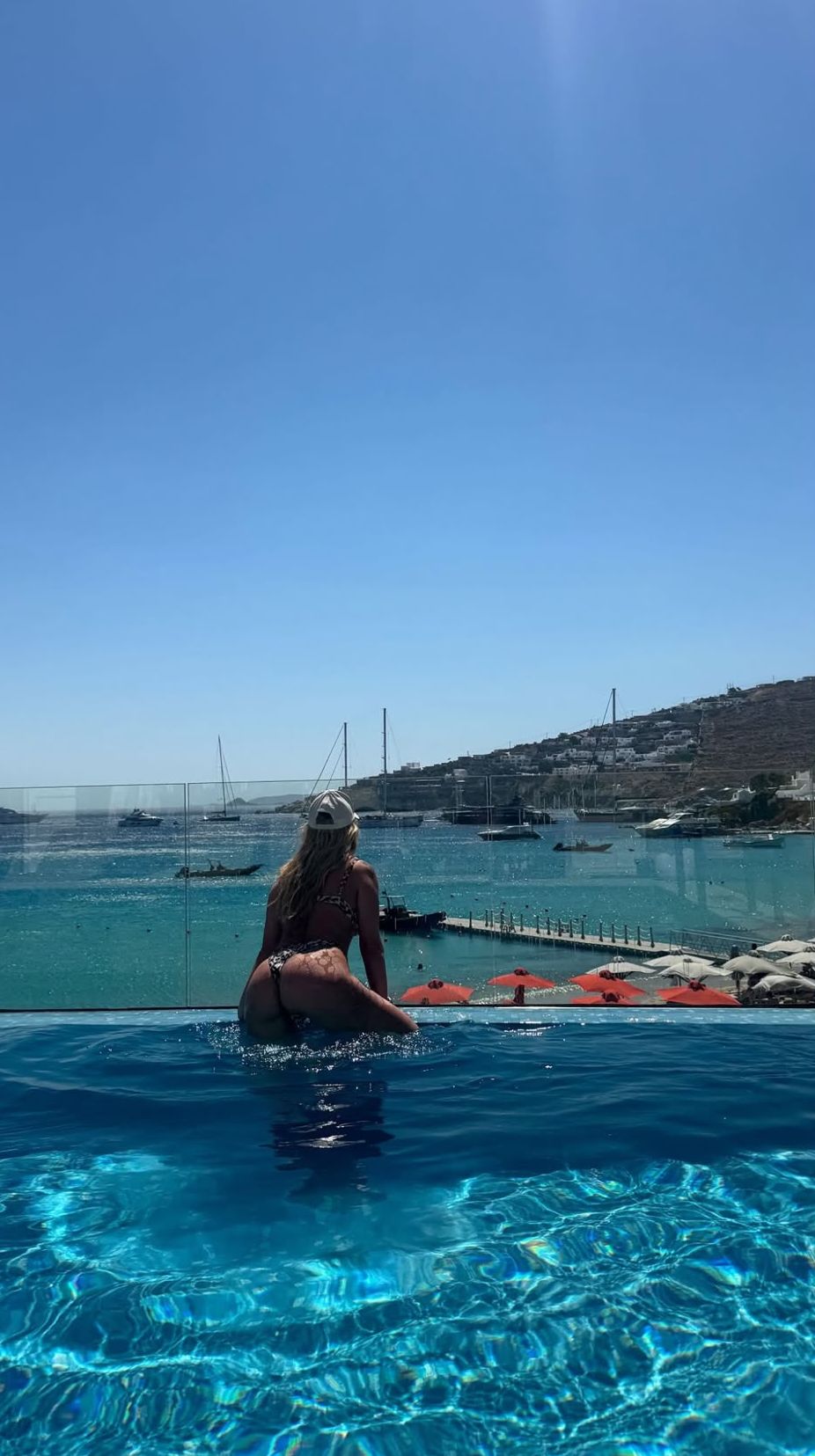 Unde a fugit Delia de canicula din România. Imagini incendiare cu artista în costum de baie