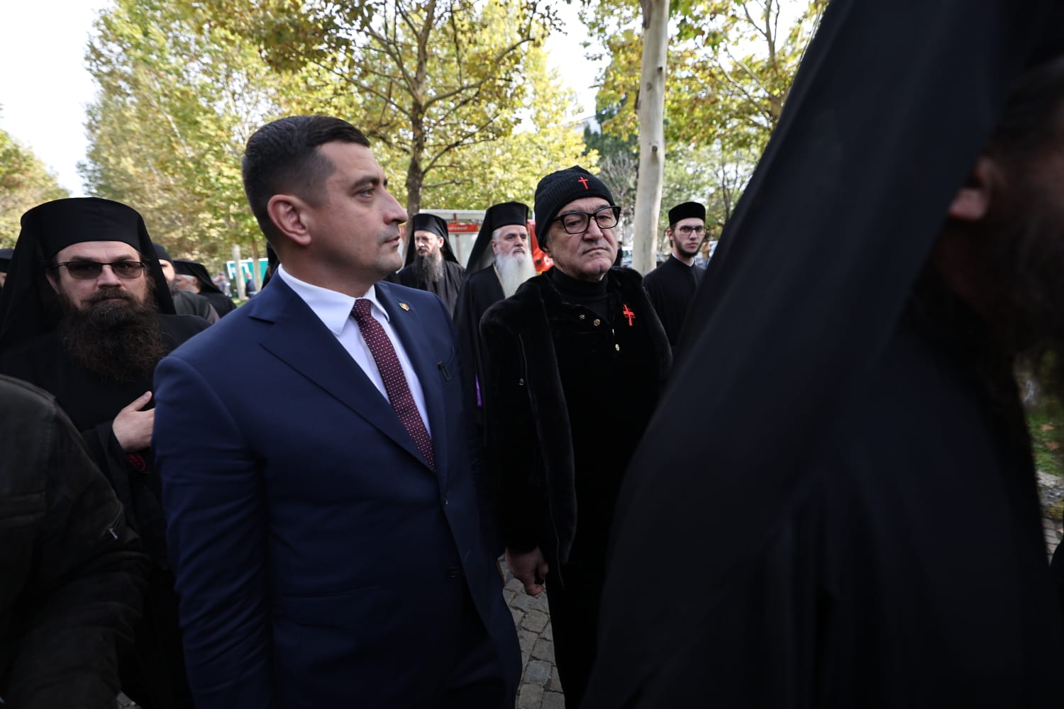 Procesiune religioasă în București, cu moaştele a cinci sfinți. Becali și Simion printre participanți. Programul sărbătorii Sfântului Dimitrie cel Nou