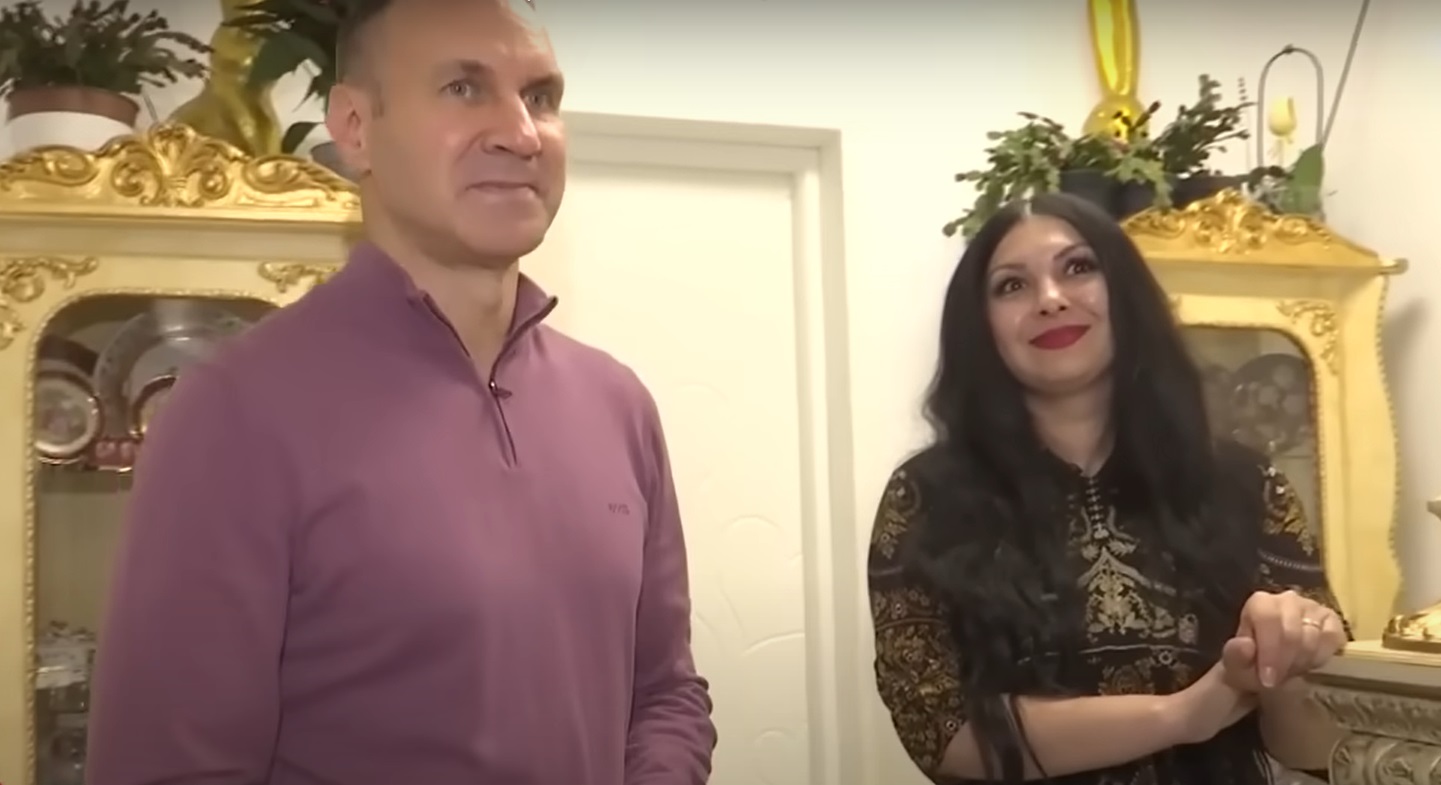 Imagini din casa Medanei și a lui Alin Oprea, decorată de Crăciun. Au împodobit mai mulți brazi, unul chiar și în bucătărie