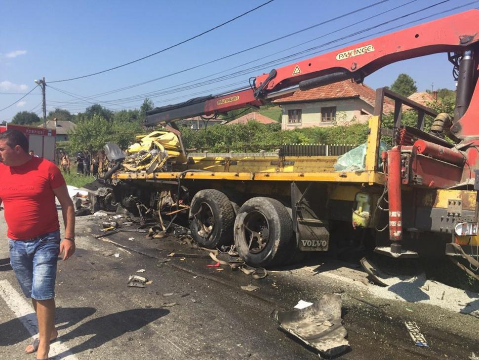 Doi șoferi, morți într-un accident în județul Gorj. Un camion plin cu nisip și o macara s-au ciocnit violent