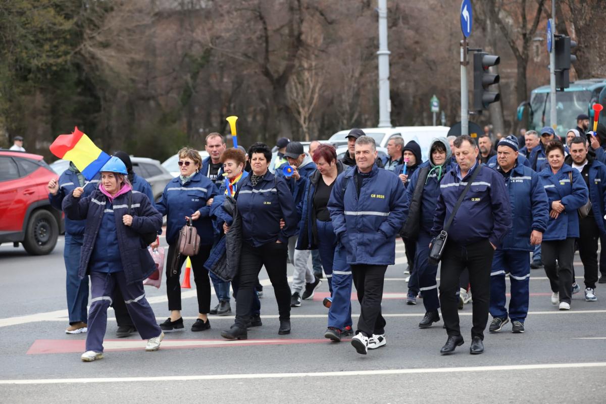Fanii lui Călin Georgescu au spart barajul la protestul de la Guvern. Bătaie între mineri și jandarmi la finalul manifestației