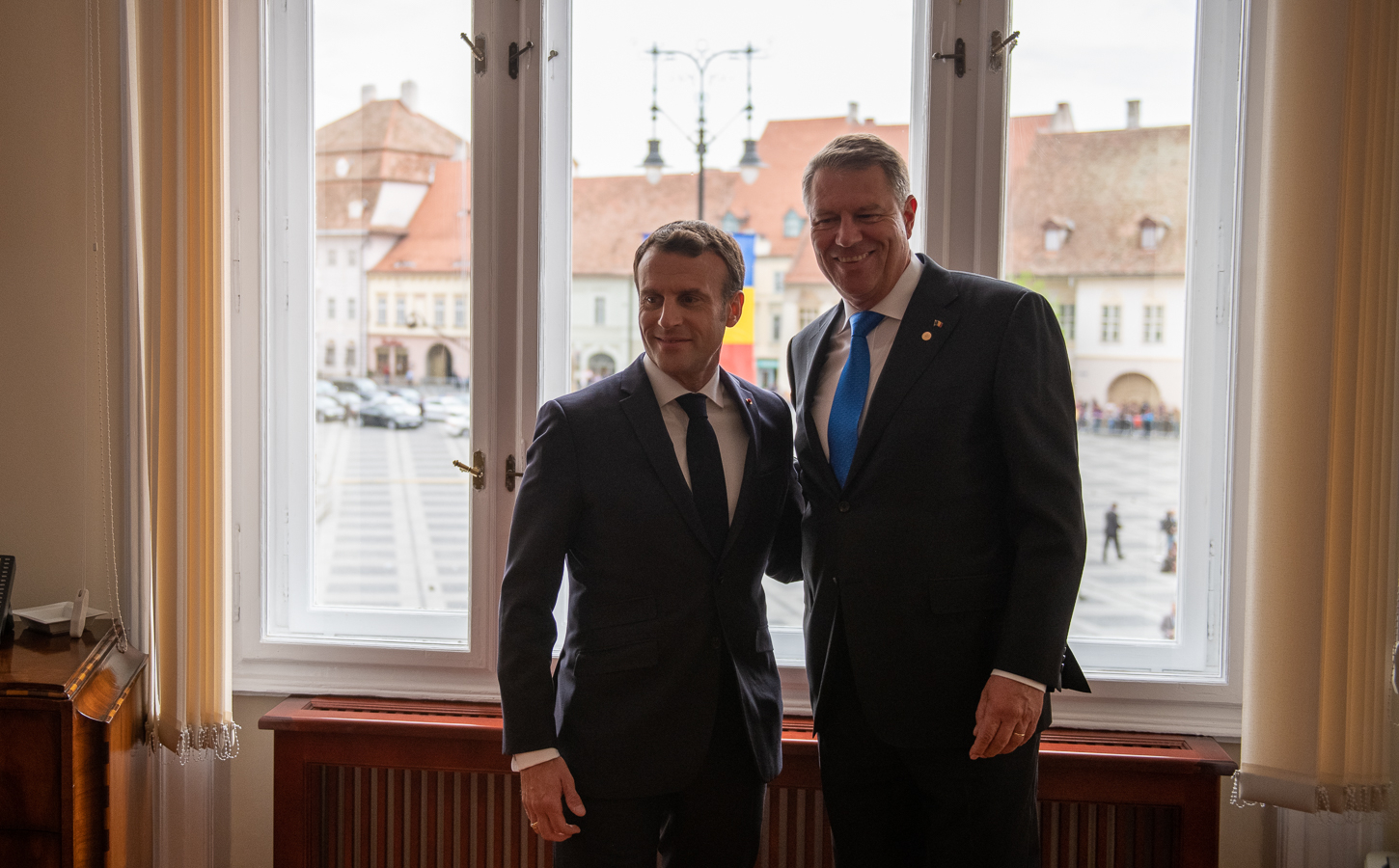 VIDEO | Emmanuel Macron și Klaus Iohannis au avut o întâlnire bilaterală la Sibiu, în fostul birou de primar al președintelui român