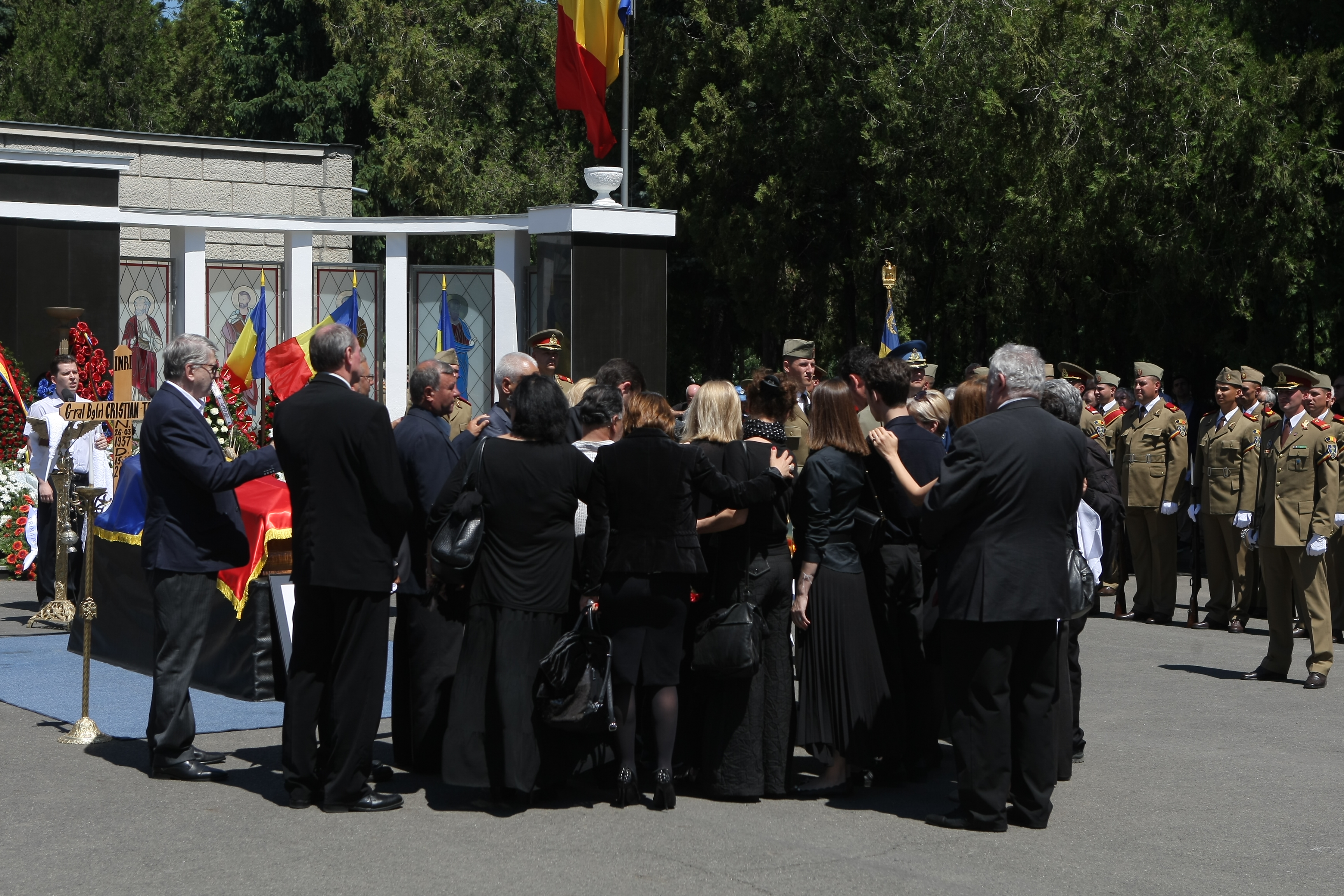 GALERIE FOTO&VIDEO/ Cristian Țopescu, înmormântat cu onoruri militare, la Cimitirul Ghencea Militar din București