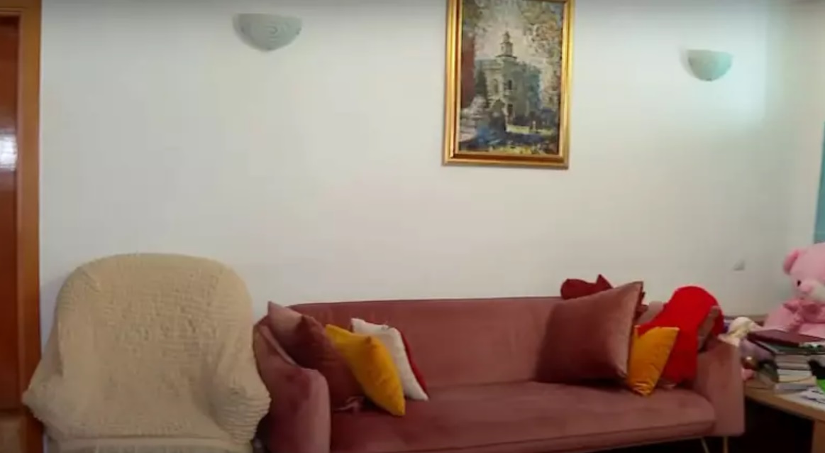Imagini cu apartamentul în care locuiește Viorel Lis cu soția Oana. Ea a fost nevoită să vândă lucruri din casă pentru a face rost de bani