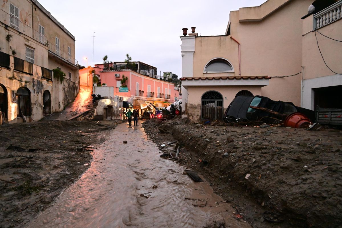 Alunecare masivă de teren pe insula italiană Ischia. O persoană a murit, 11 sunt date dispărute și zeci de case au fost înghițite de ape