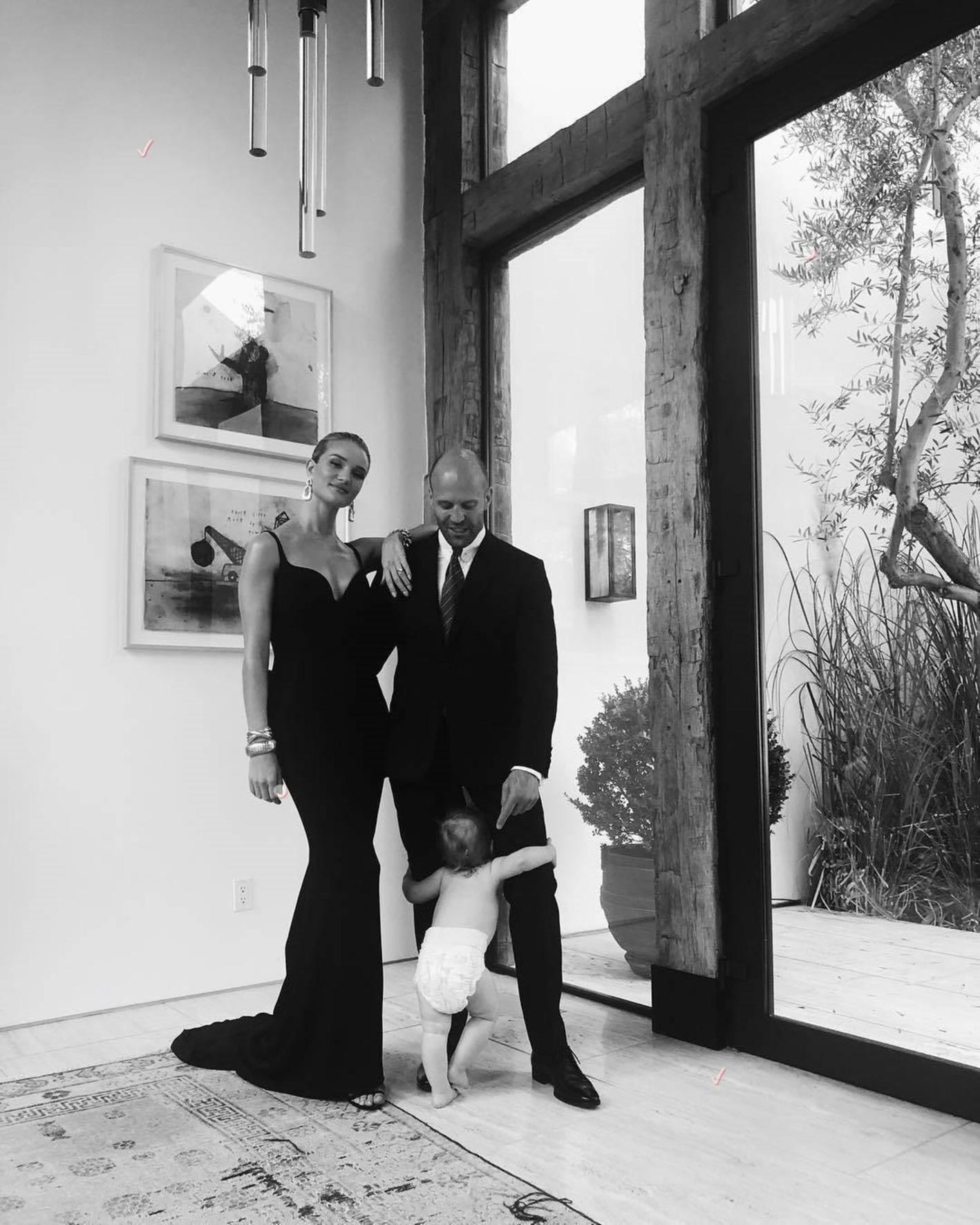 FOTO | Rosie Huntington-Witheley se căsătorește cu actorul Jason Statham. Face nunta chiar de Revelion