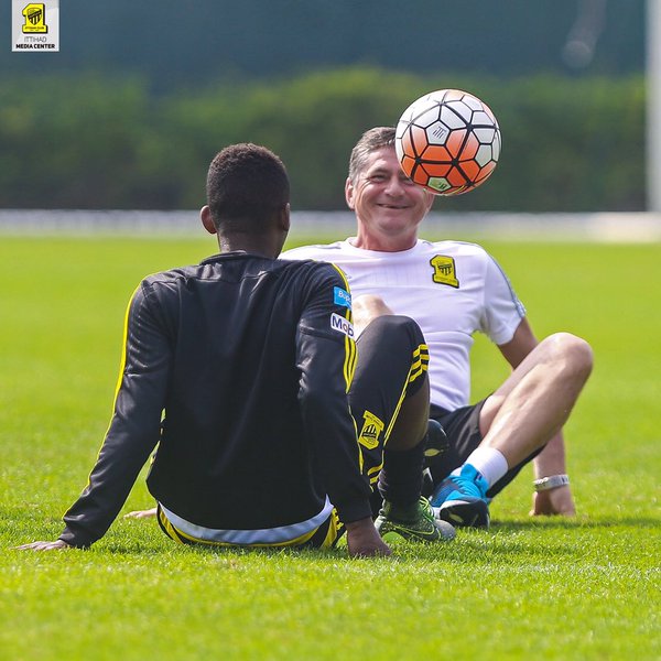 Victor Pițurcă și-a băgat nepotul în staff-ul de la Al Ittihad. Îl ia și pe fiul său, Alex, după ce termină școala de antrenori. Fostul mijlocaș Eugen Trică a schimbat postul: s-a băgat între buturi, la un antrenament / GALERIE FOTO