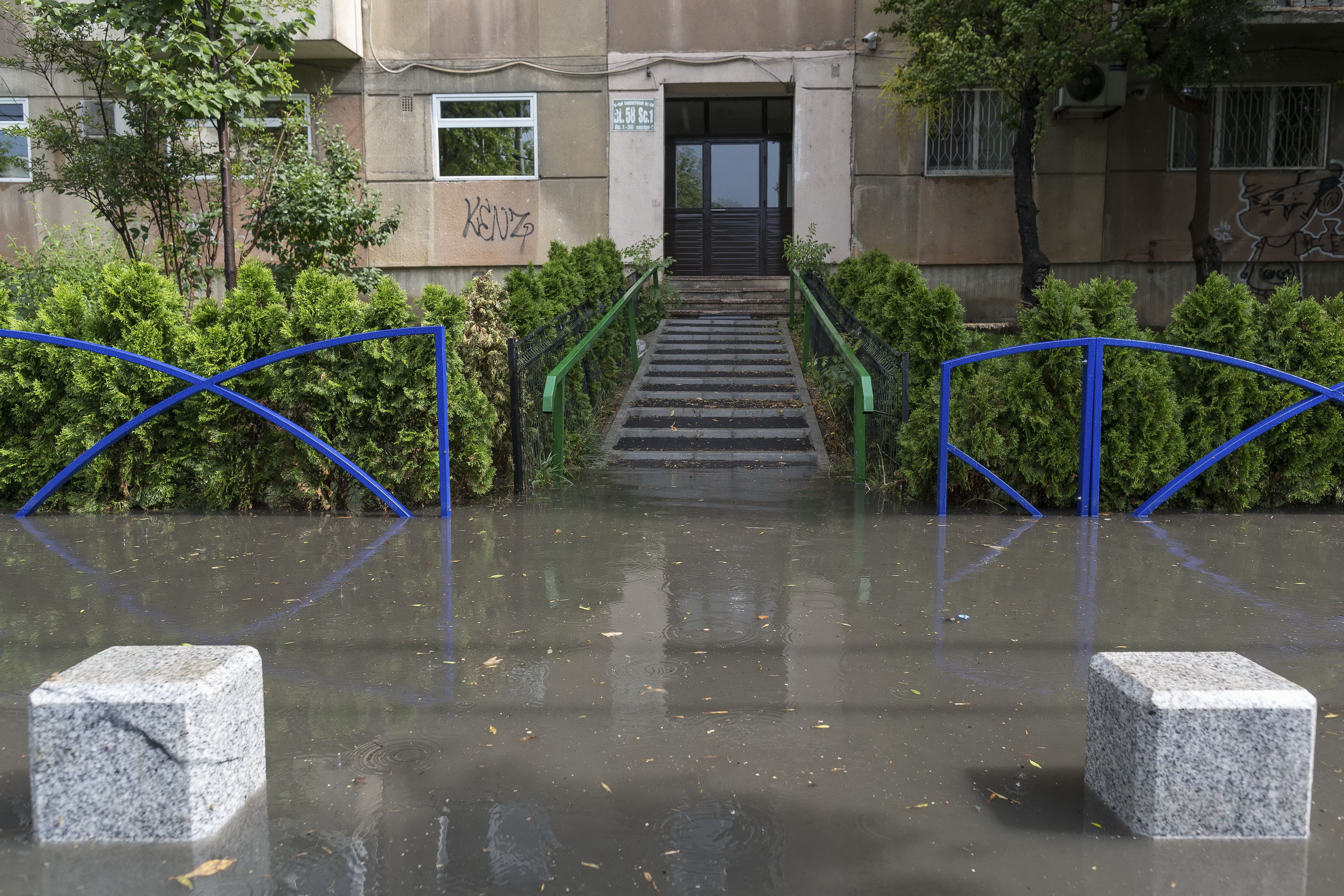 Situația străzilor afectate din București. Ploaia torențială de joi dimineață a inundat Capitala