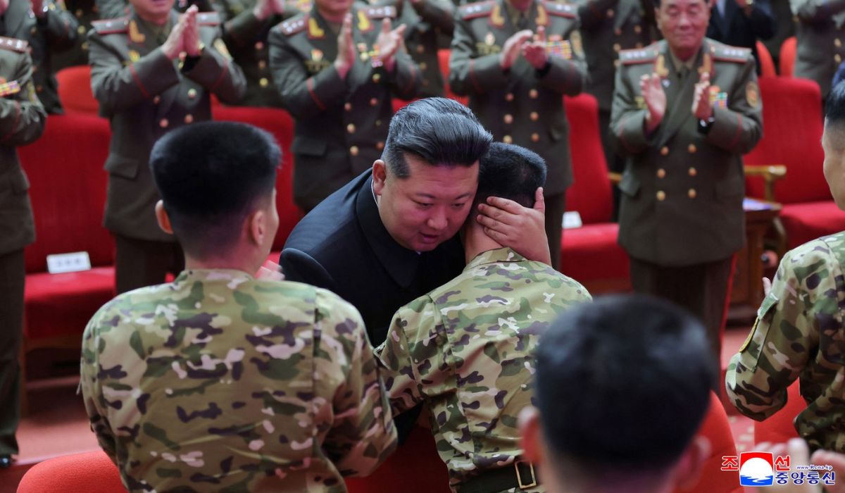 Kim Jong-un, în genunchi în fața fotografiilor soldaților nord-coreeni morți în războiul din Ucraina: „Au îndurat rafale de gloanțe”
