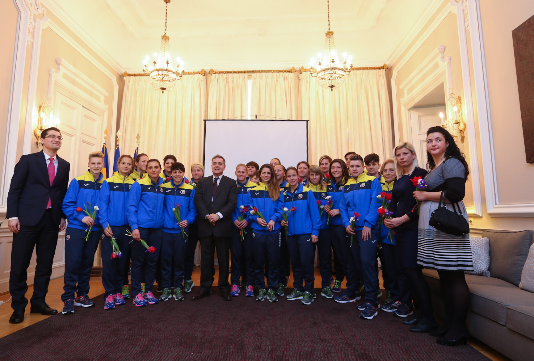 Fetele din naționala de fotbal, mărțișoare de la Ambasada Franței. Și dinamoviștii au onorat Ziua Femeii. ”Bizonașul” a făcut deliciul zilei/ FOTO