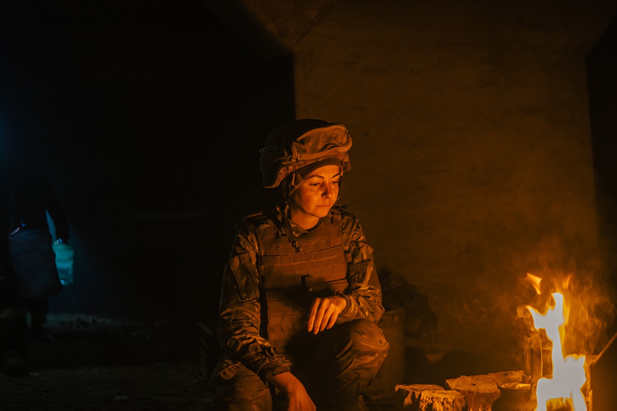 „Locul morții și al vieții mele”. Imagini portret făcute în uzina Azovstal de un soldat ucrainean înainte de a se preda rușilor