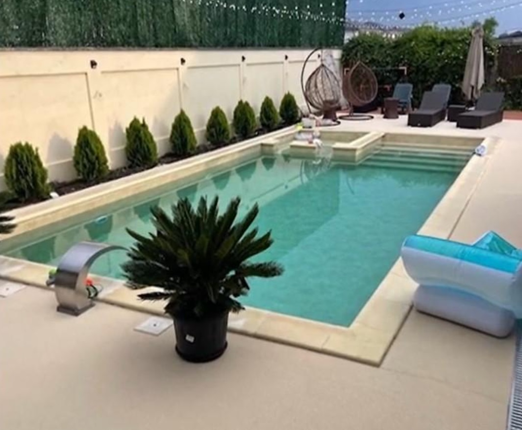 Imagini cu casa în care locuiesc Gabriela Cristea și Tavi Clonda. Voiau să vândă vila de lux, care are și piscină, cu 900.000 de euro