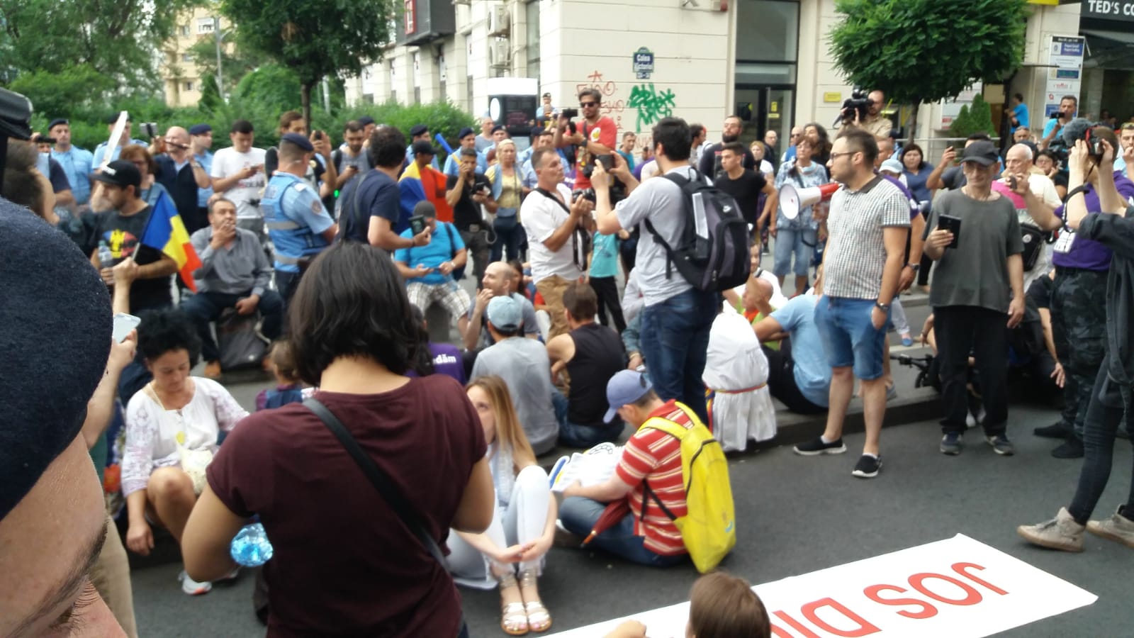 FOTO/ Incidente cu protestatarii #Rezist, înainte de mitingul PSD. Jandarmii i-au evacuat din Piața Victoriei