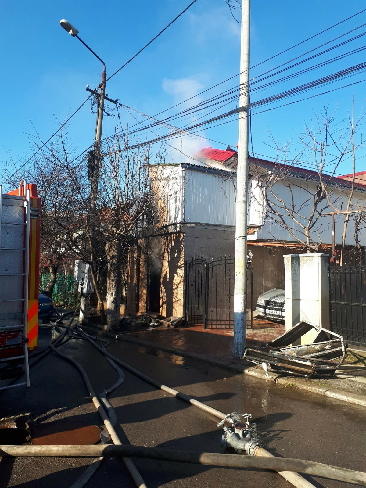 Explozie într-o casă din Eforie Sud, urmată de incendiu. O femeie de 67 de ani a suferit arsuri grave