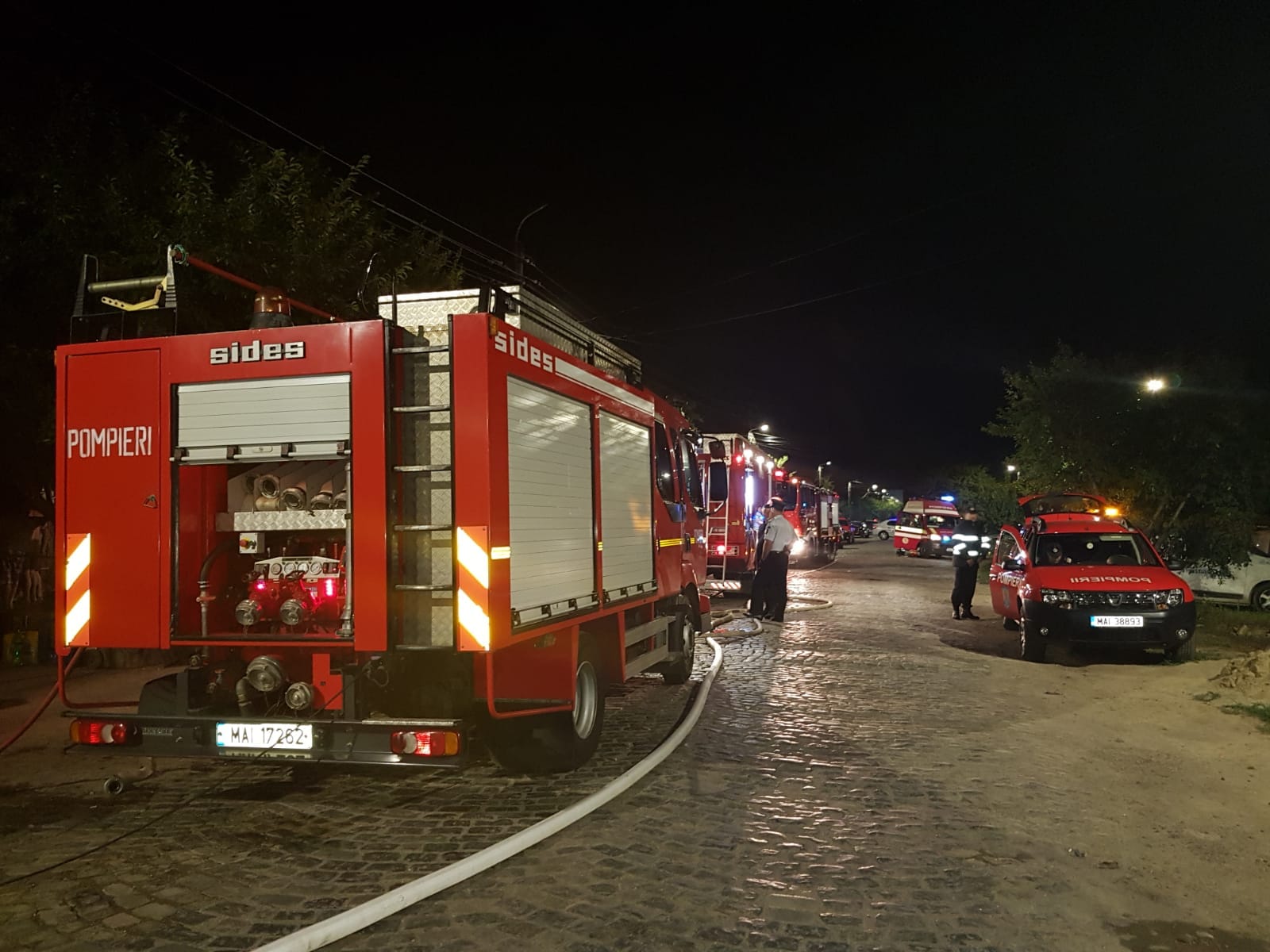 FOTO/ Incendiul din Brăila care a mistuit cinci case a fost provocat de un scurtcircuit. Doi oameni au ajuns la spital intoxicați cu fum