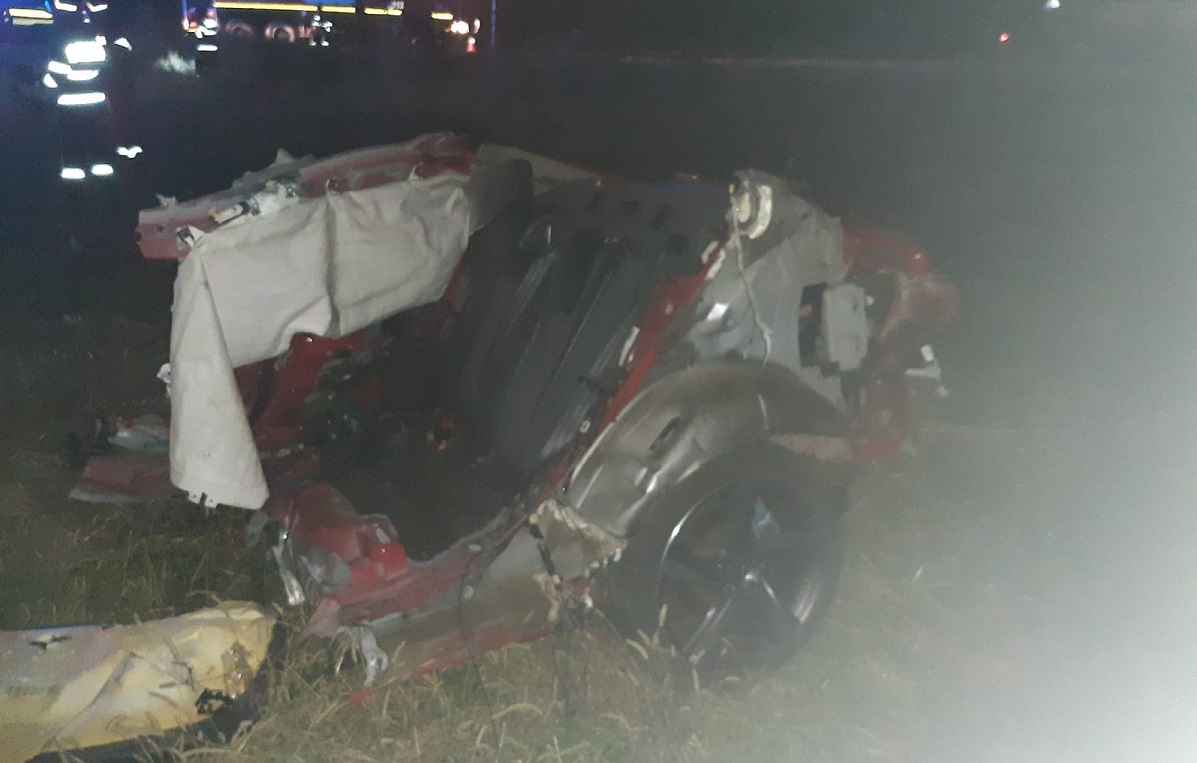 Mașină ruptă în două de un camion plin cu cartofi, în Prahova. Un tânăr de 25 de ani a murit pe loc