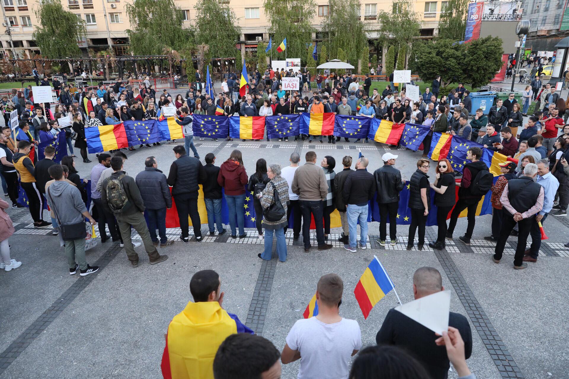 GALERIE FOTO | Mitingul de la Iași în imagini. Cum s-au comportat, joi, cele două tabere pro și anti PSD