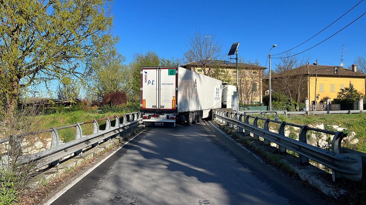 Șofer român de TIR amendat cu 87 de euro în Italia, după ce a blocat camionul pe un pod. Va plăti și cheltuielile serviciilor de deblocare