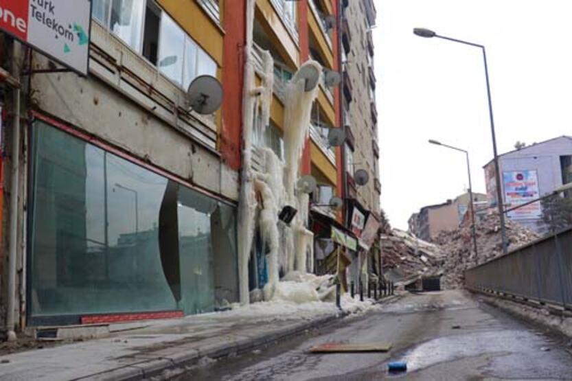 „Ice Age”, după cutremure. Un bloc avariat din Malatya s-a transformat într-o peșteră de gheață