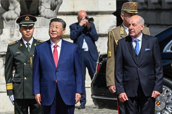 Katonai ceremóniával fogadták a kínai elnököt a budai Várban – Fotók