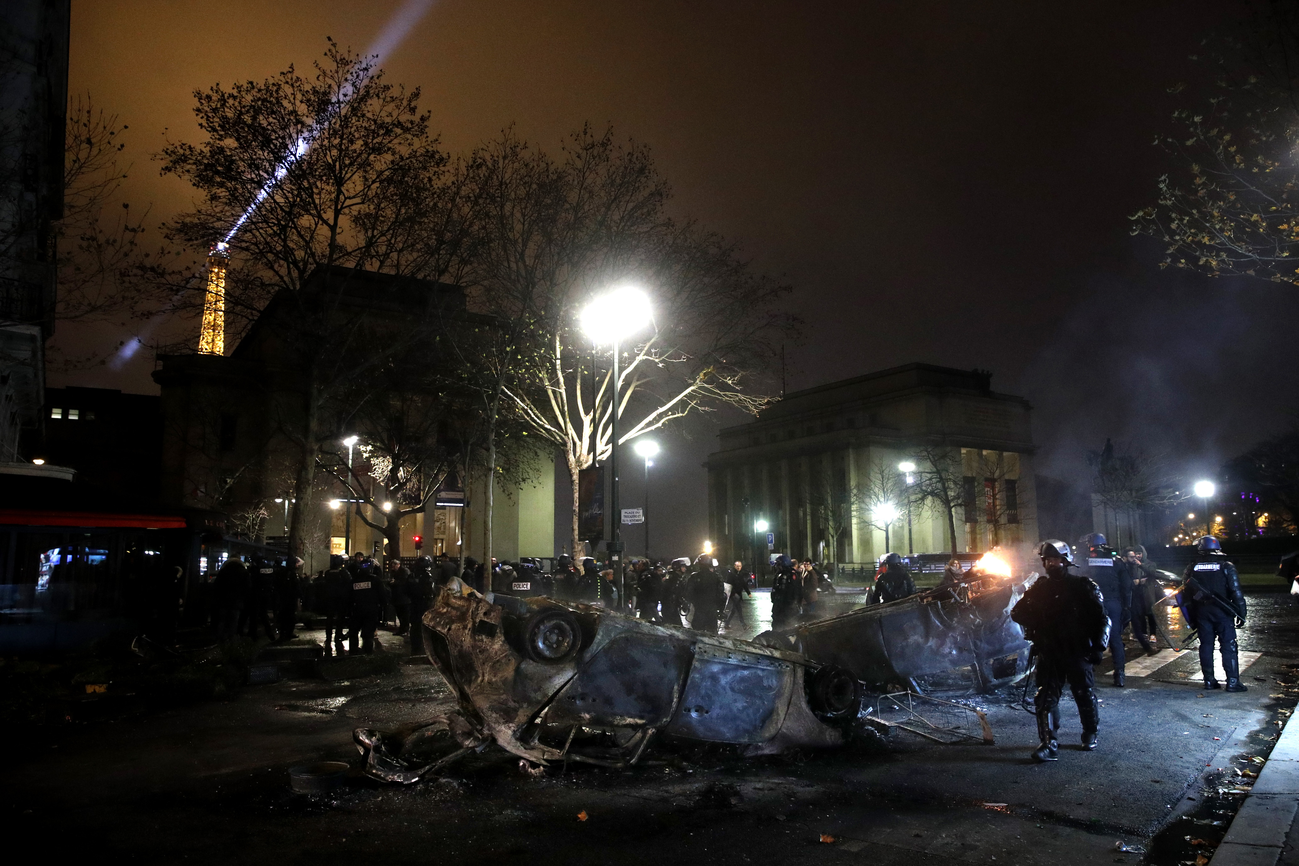 GALERIE FOTO/ Franța ar putea institui stare de urgență după violențele de sâmbătă din Paris. Mașini și clădiri au fost incendiate, iar sute de persoane au fost rănite