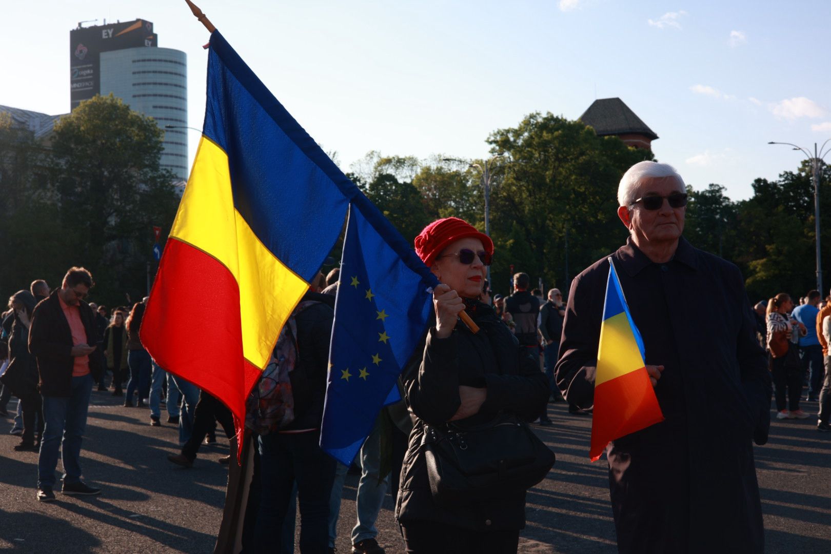 Miting în Piața Victoriei pentru susținerea lui Ilie Bolojan, înaintea moțiunii de cenzură: „AUR și PSD, aceeași mizerie”. Mesajul transmis de premier