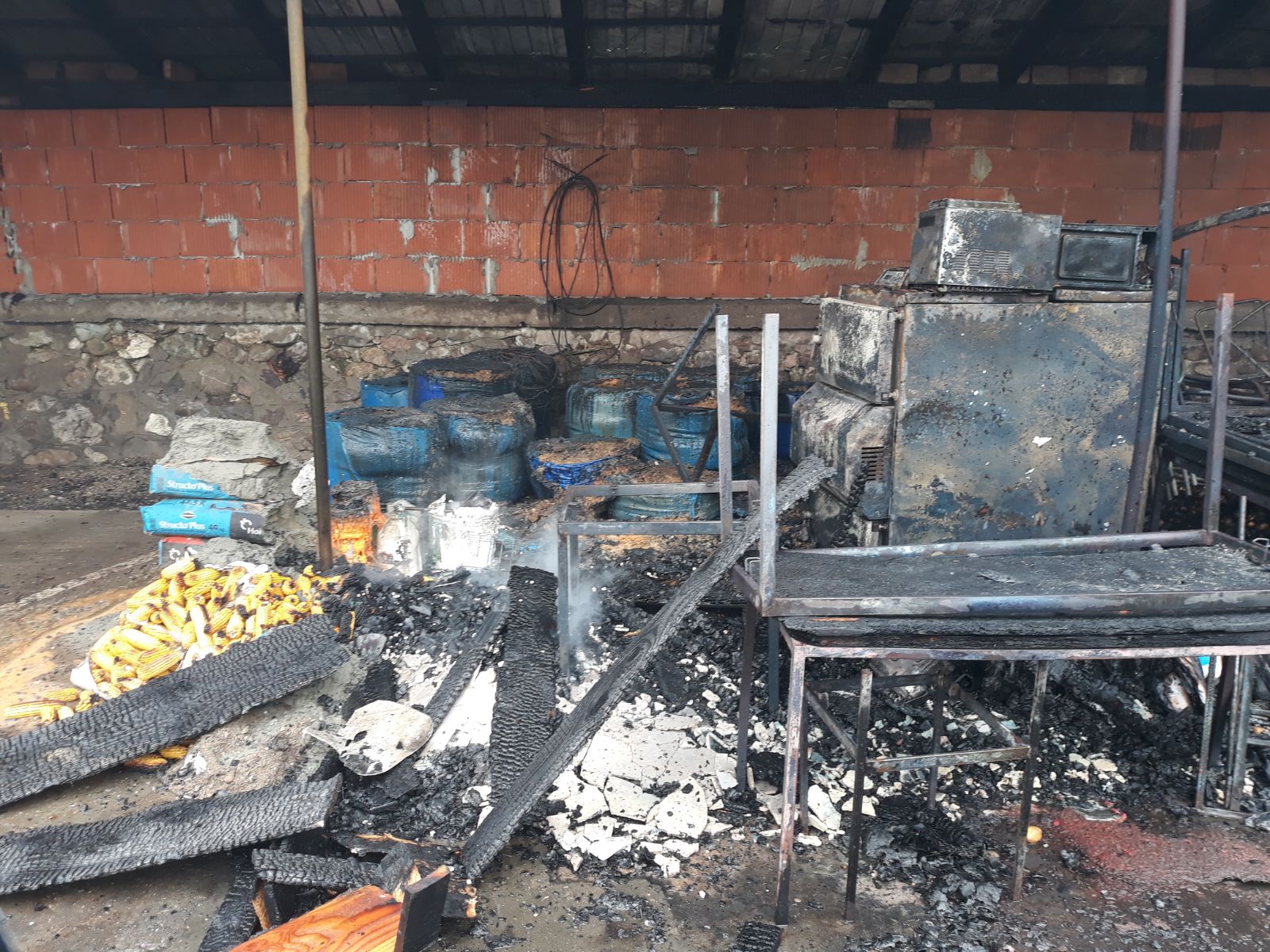 UPDATE: Incendiu la un restaurant din Băile Herculane. De la ce a pornit focul