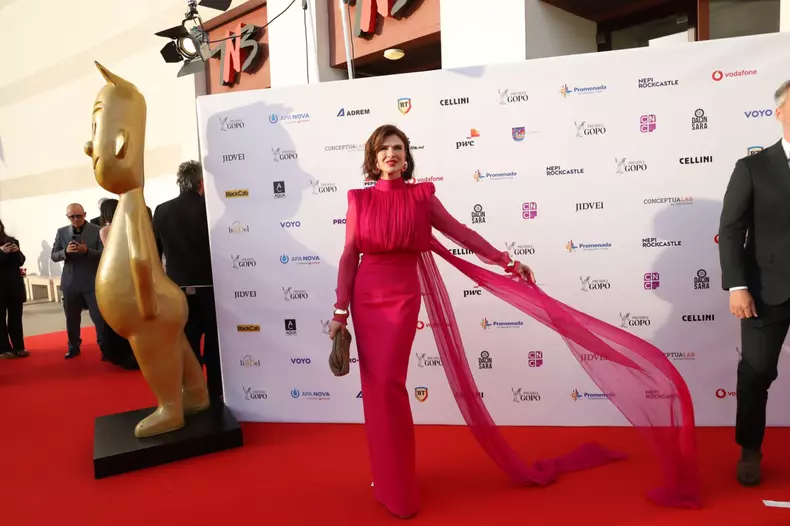 Monica Bârlădeanu, apariție spectaculoasă în costum de baie la 47 de ani. Cum s-a afișat actrița la piscină