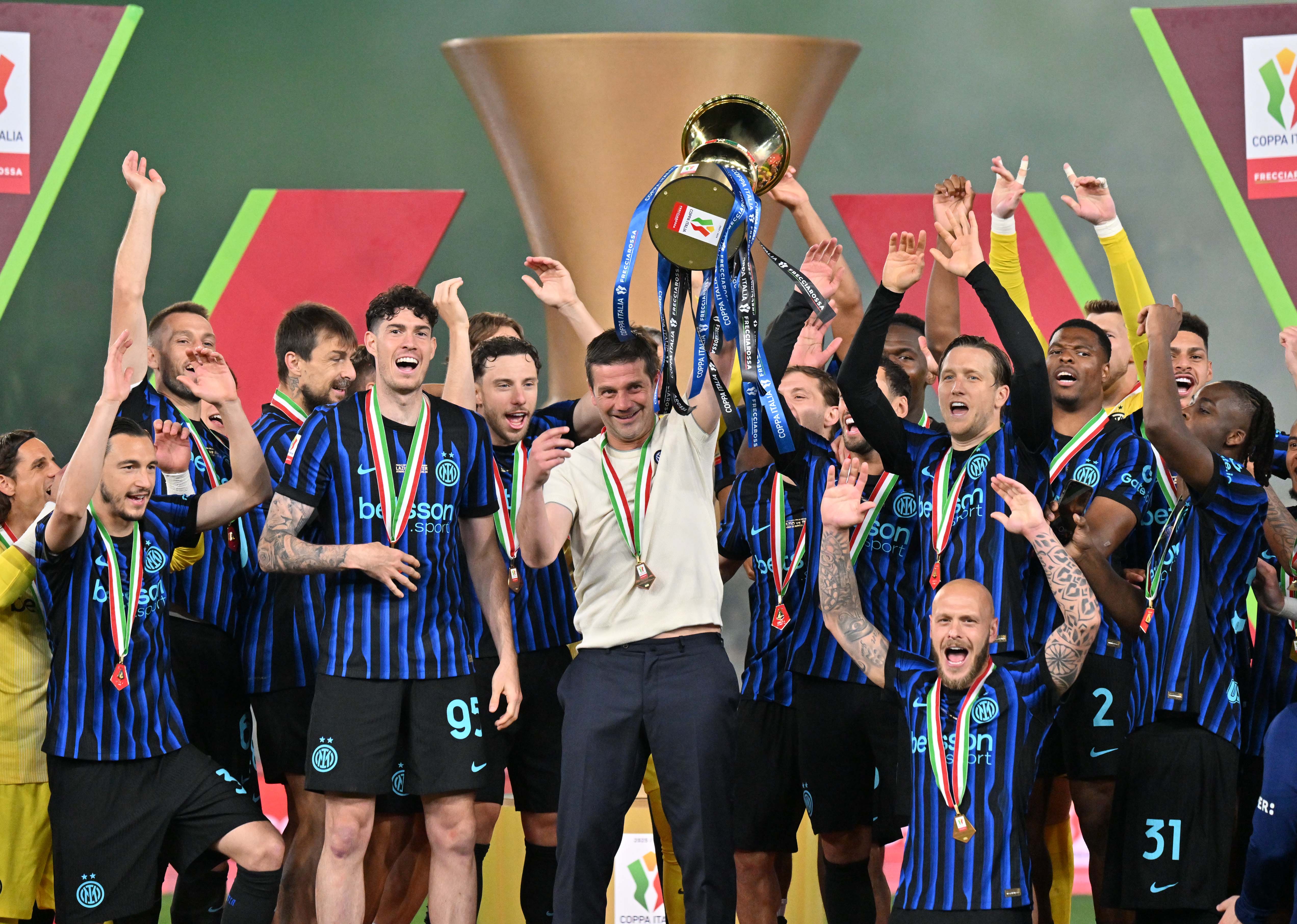 Cristi Chivu, imagine emoționantă după câștigarea Cupei Italiei. Și-a îmbrățișat soția și fiicele chiar pe teren