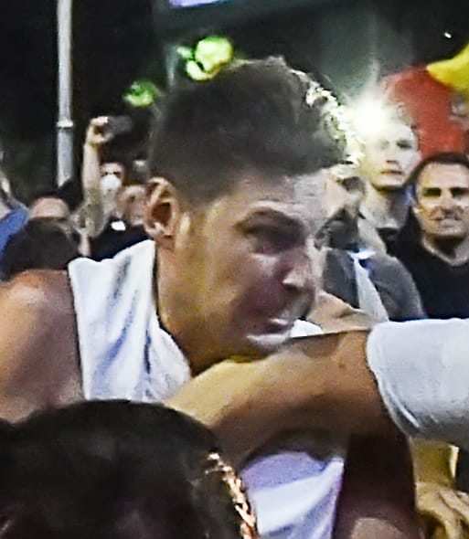 Încă un suspect în cazul femeii jandarm bătute în Piața Victoriei. Apel către cetățeni pentru identificarea agresorului
