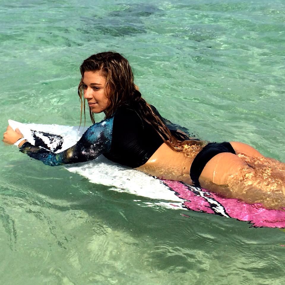 VIDEO&FOTO / Interzis minorilor: a făcut surfing goală în Oceanul Atlantic