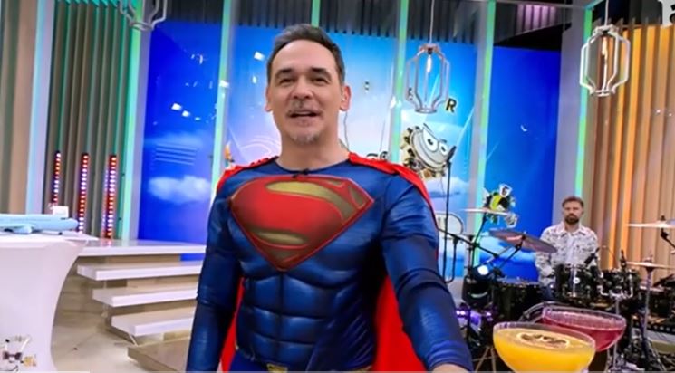 Alex Velea, reacție nervoasă în platoul de la „Super Neatza”. Răzvan Simion a încercat să-l calmeze, după ce artistul ar fi început să înjure în direct