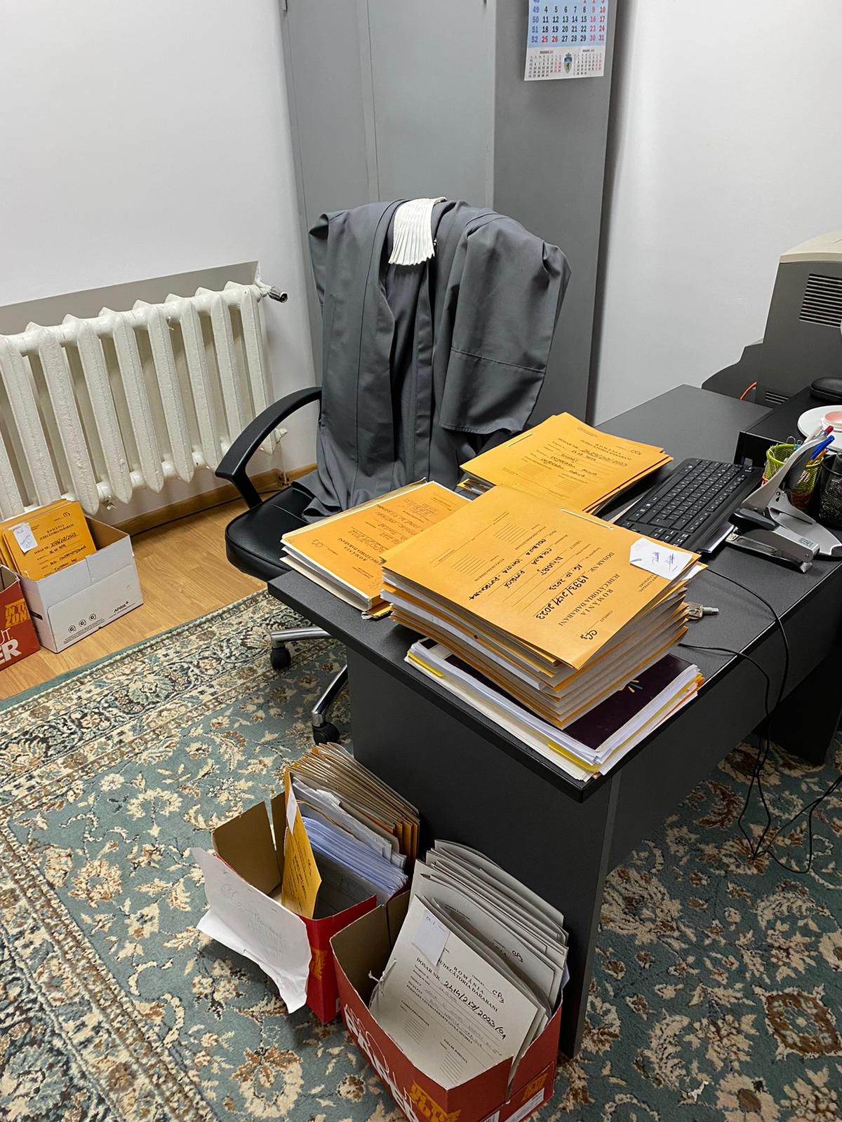 Ce salarii primesc grefierii, categoria profesională care ține în spate sistemul judiciar din România. Venitul net declarat pornește de la 3.500 de lei