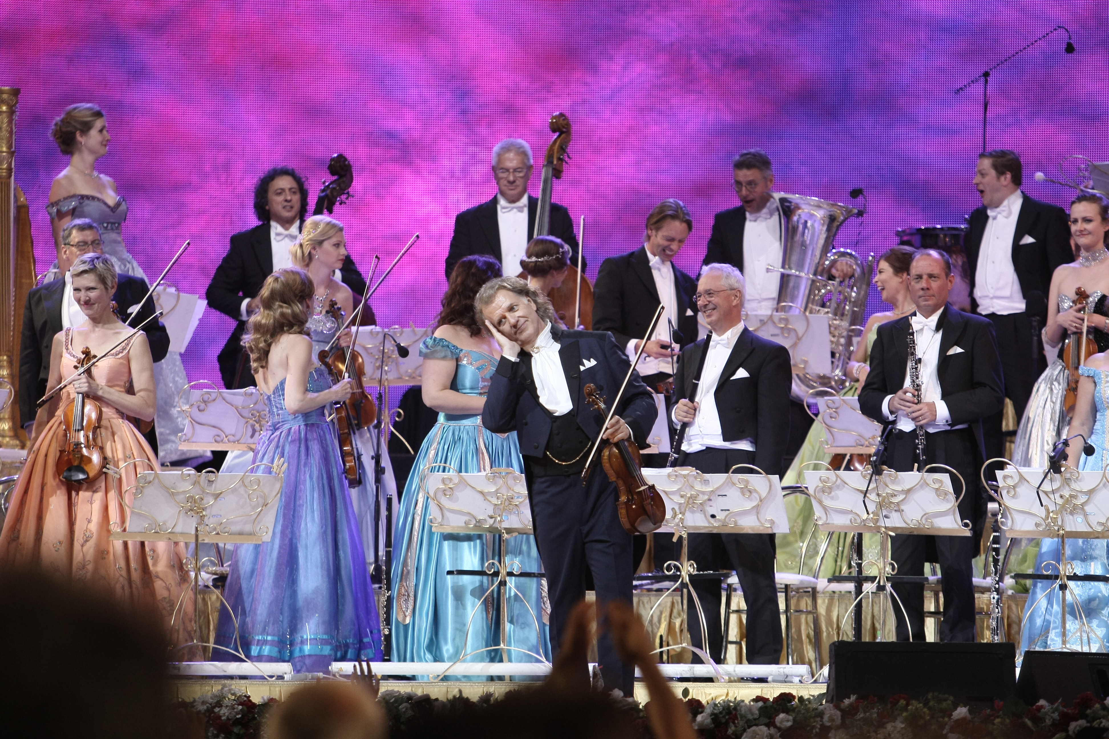 André Rieu a făcut show în în Piaţa Constituţiei. A cântat ”Ciobănaş cu trei sute de oi” | FOTO