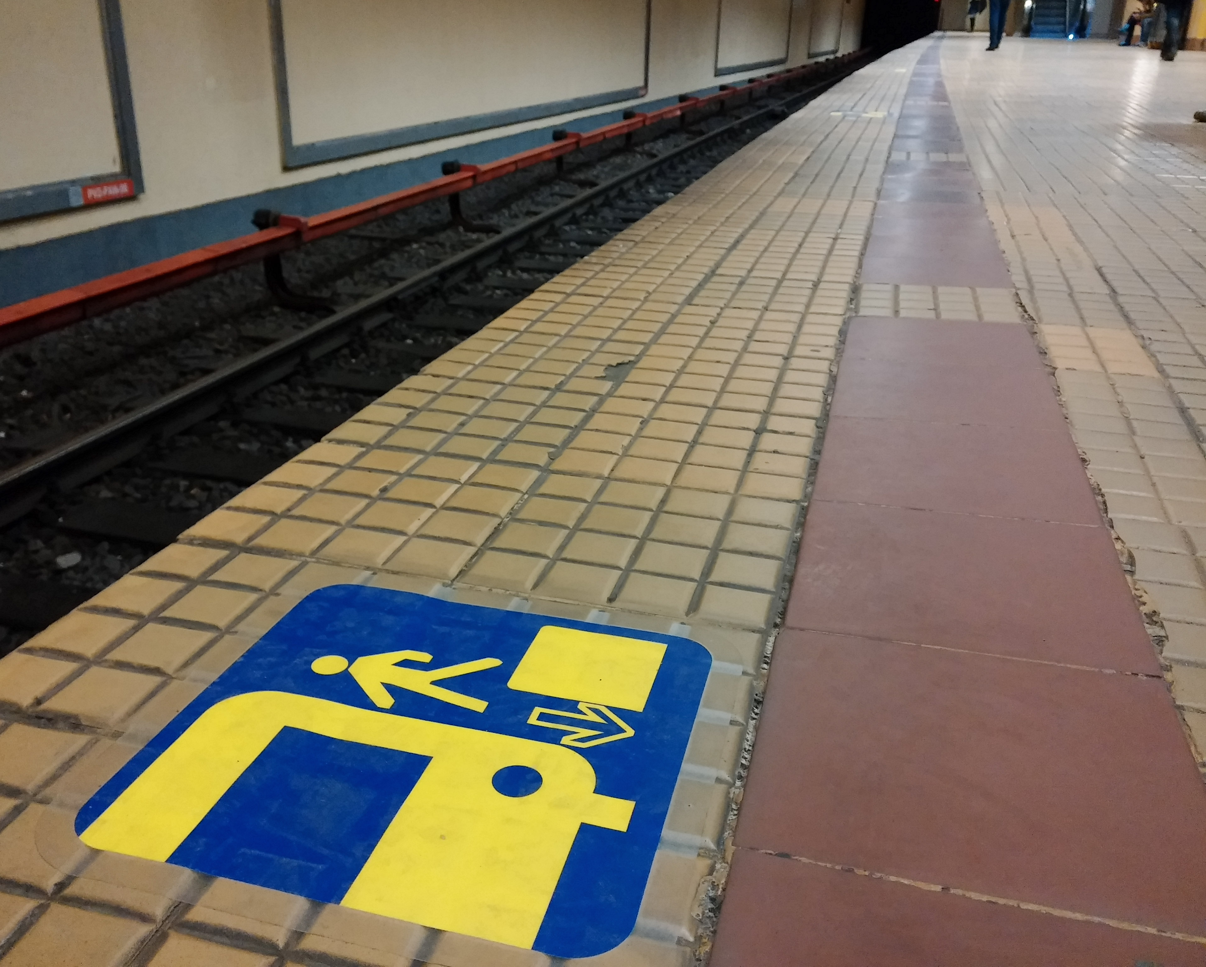 Metrorex a găsit o nouă soluţie pentru a semnaliza distanţa dintre tren şi peron! Ne bagă însă şi mai rău în ceaţă! GALERIE FOTO