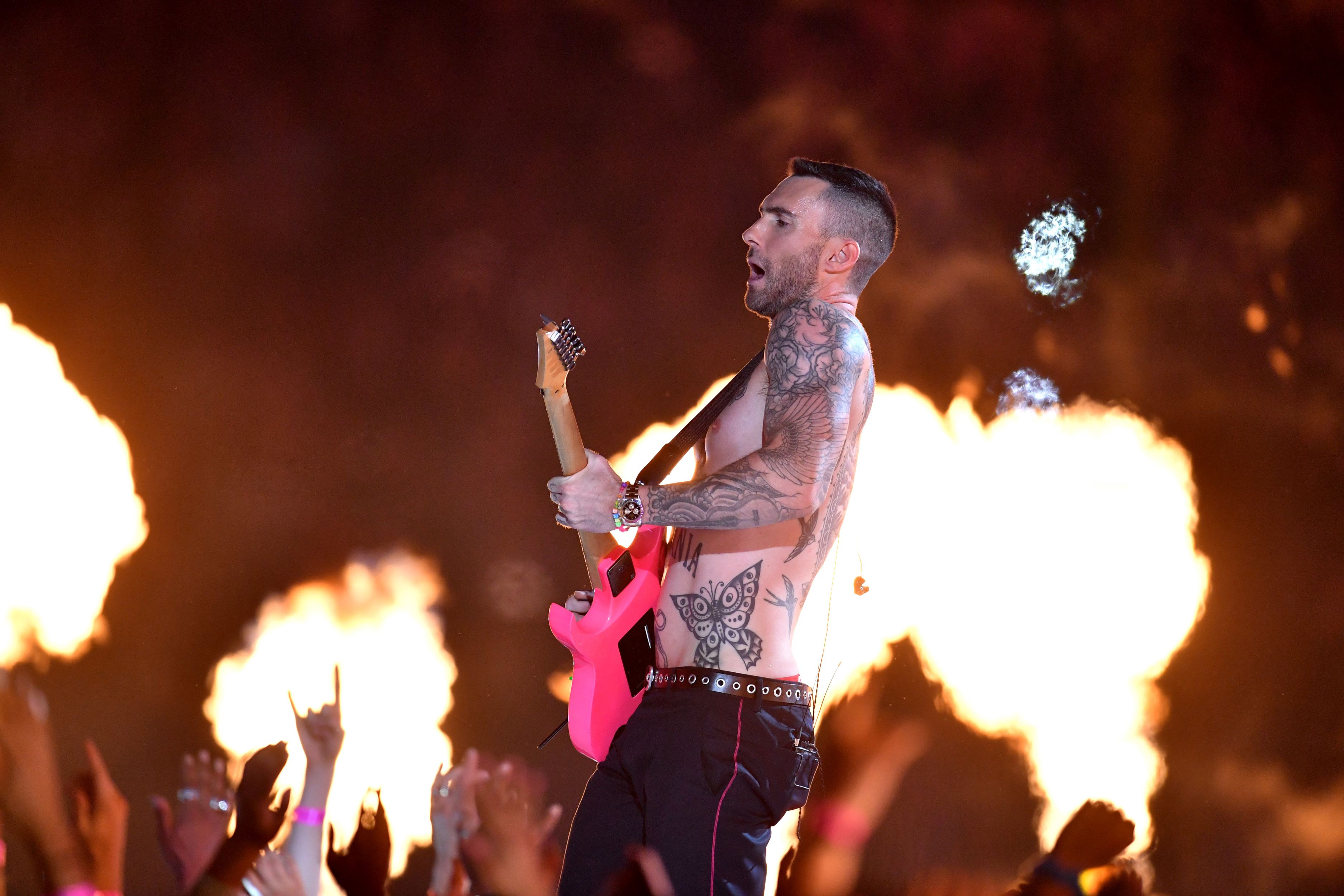 FOTO | Adam Levine, show la bustul gol în pauza Super Bowl 2019. Reacția fanilor a fost neașteptată