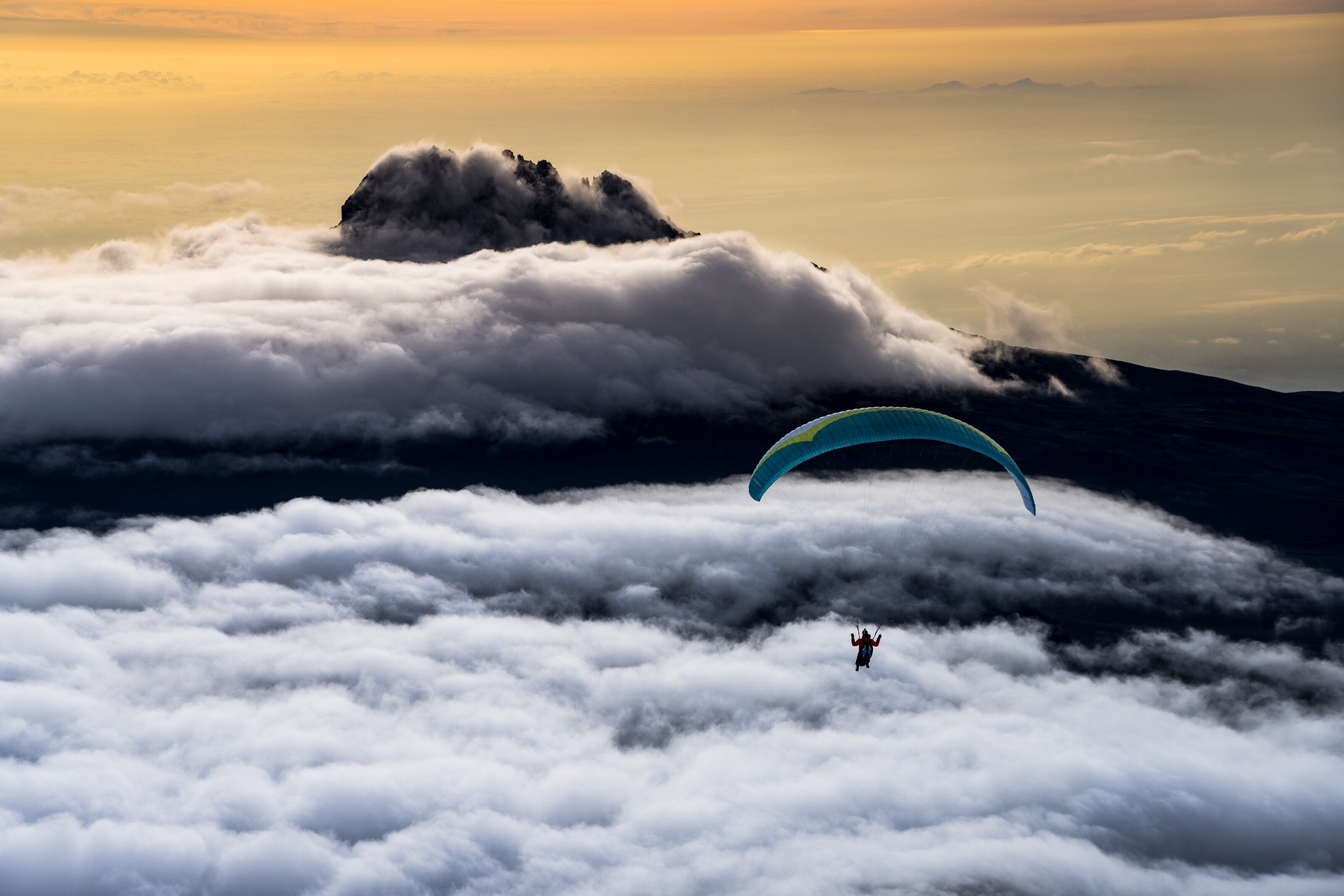 Alpinistul Will Gadd, ultimul om care urcă pe un celebru traseu montan, printre ghețarii care se topesc pe Kilimanjaro. Imagini spectaculoase