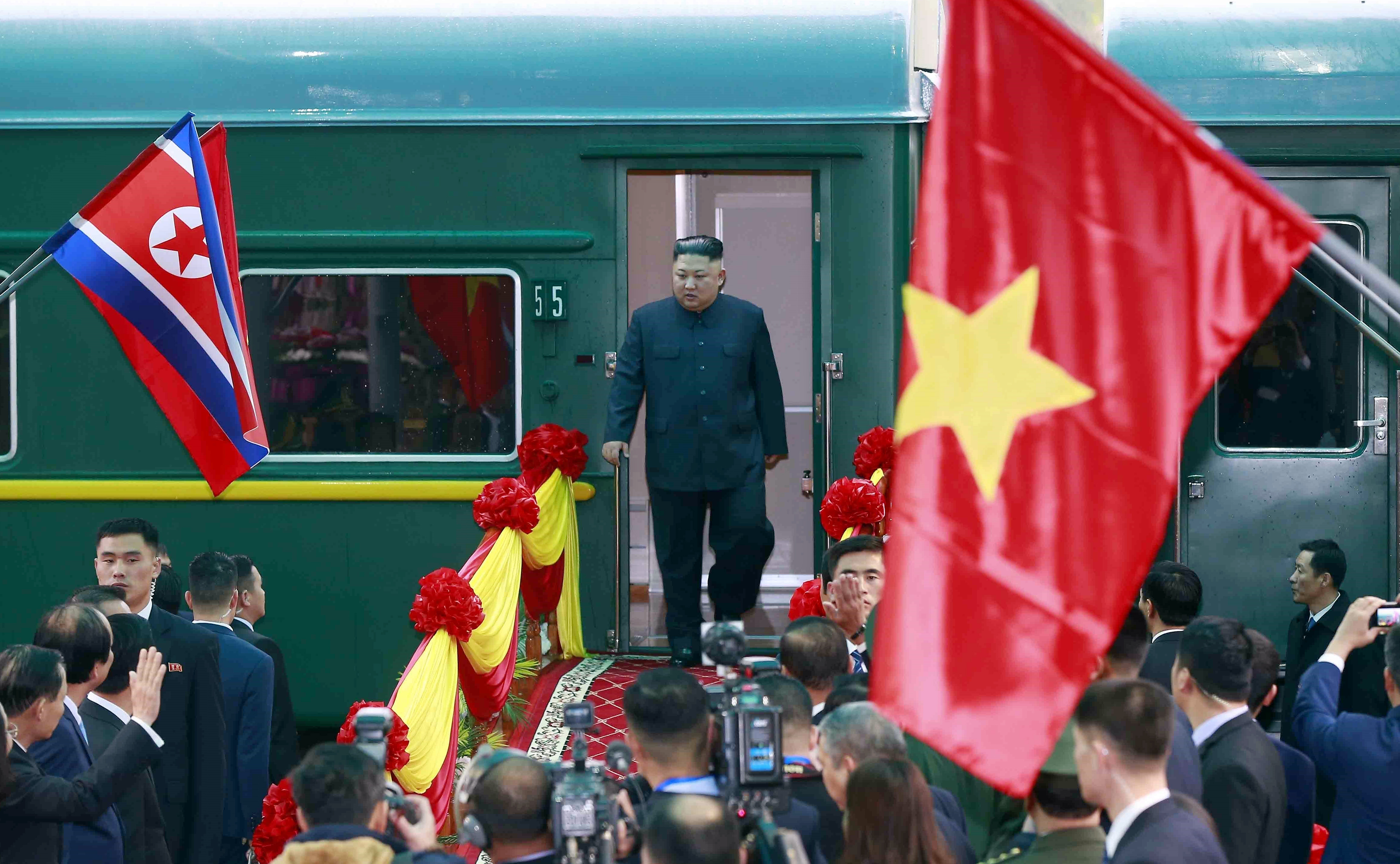 FOTO | Kim Jong-Un a ajuns în Vietnam, pentru summitul dintre Statele Unite şi Coreea de Nord. Liderul nord-coreean, întâmpinat cu covor roșu