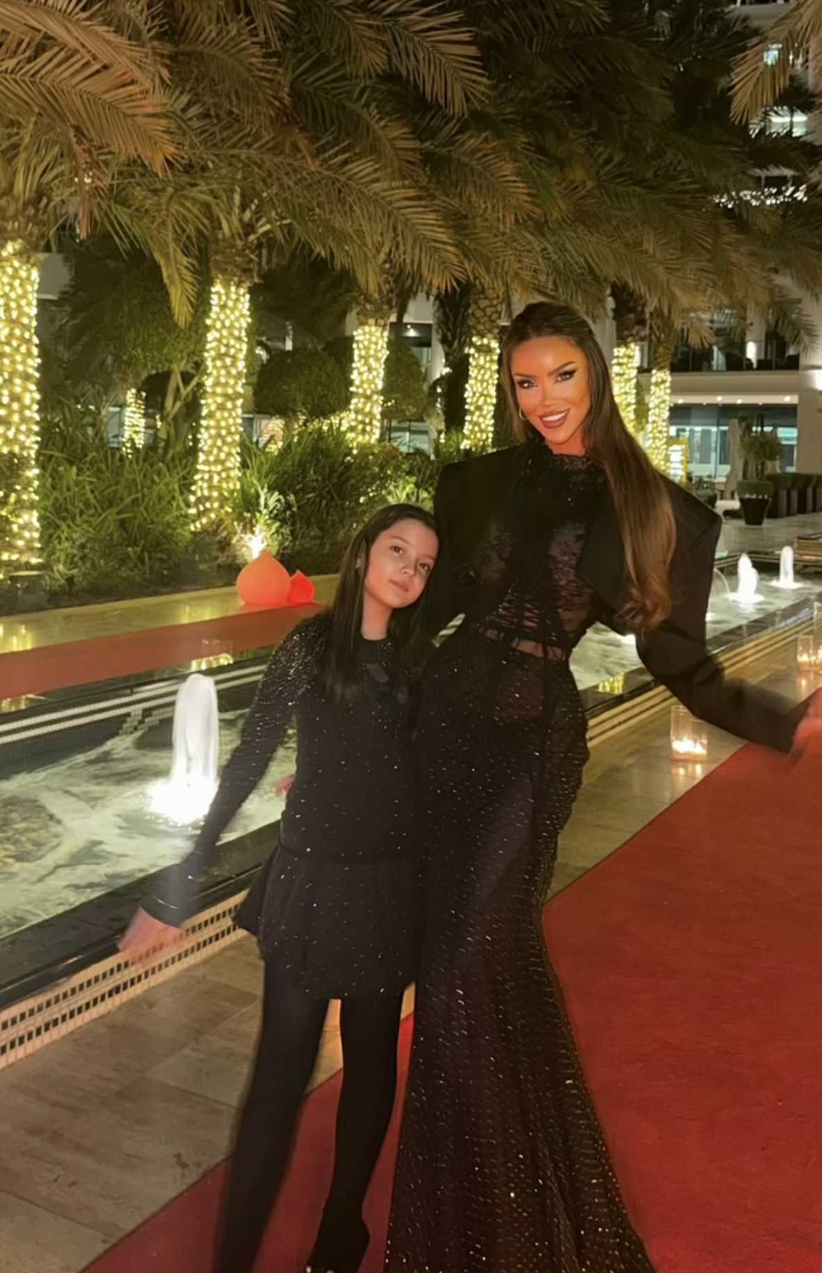 Cum a apărut Bianca Drăgușanu cu fetița ei de Revelion, în Dubai. Au schimbat rapid rochiile elegante cu costumele de baie