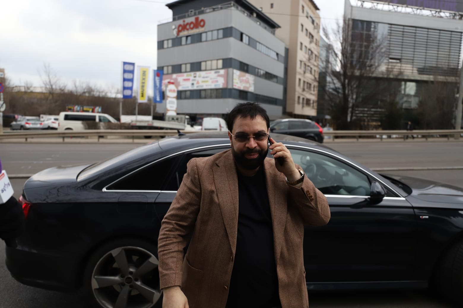 Florin Salam, spectacol în fața unei secții de poliție din București: „Eu sunt șeful României. Mergeam și cântam și într-un grajd”