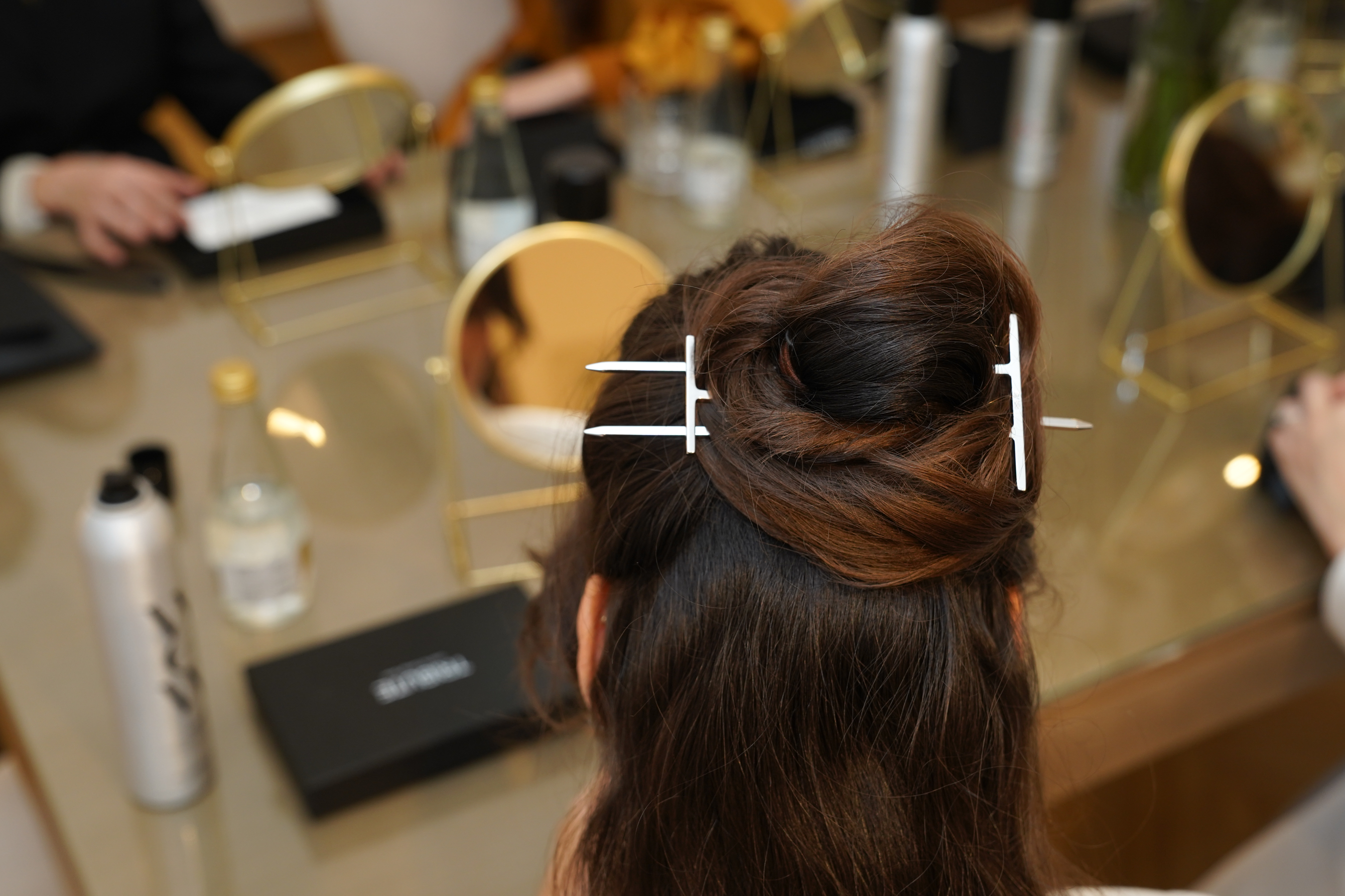 Accesoriul pe care femeile ar trebui să-l poarte în păr pe 8 Martie. Sfaturile unui hairstilist celebru din România