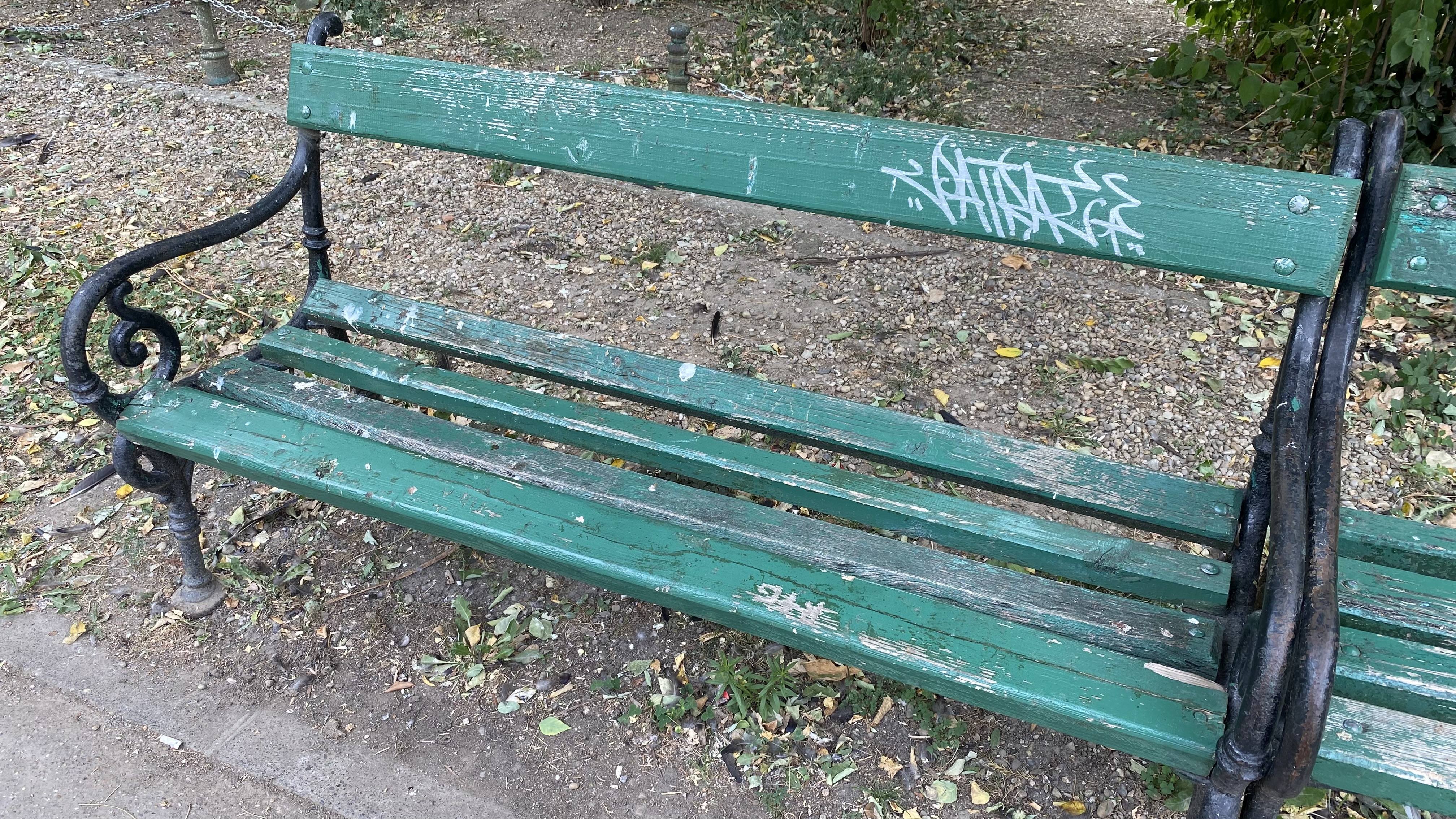 Cișmigiu, mândria tristă a Bucureștiului: pământ în loc de iarbă, alei distruse, garduri rupte și mirosuri insuportabile