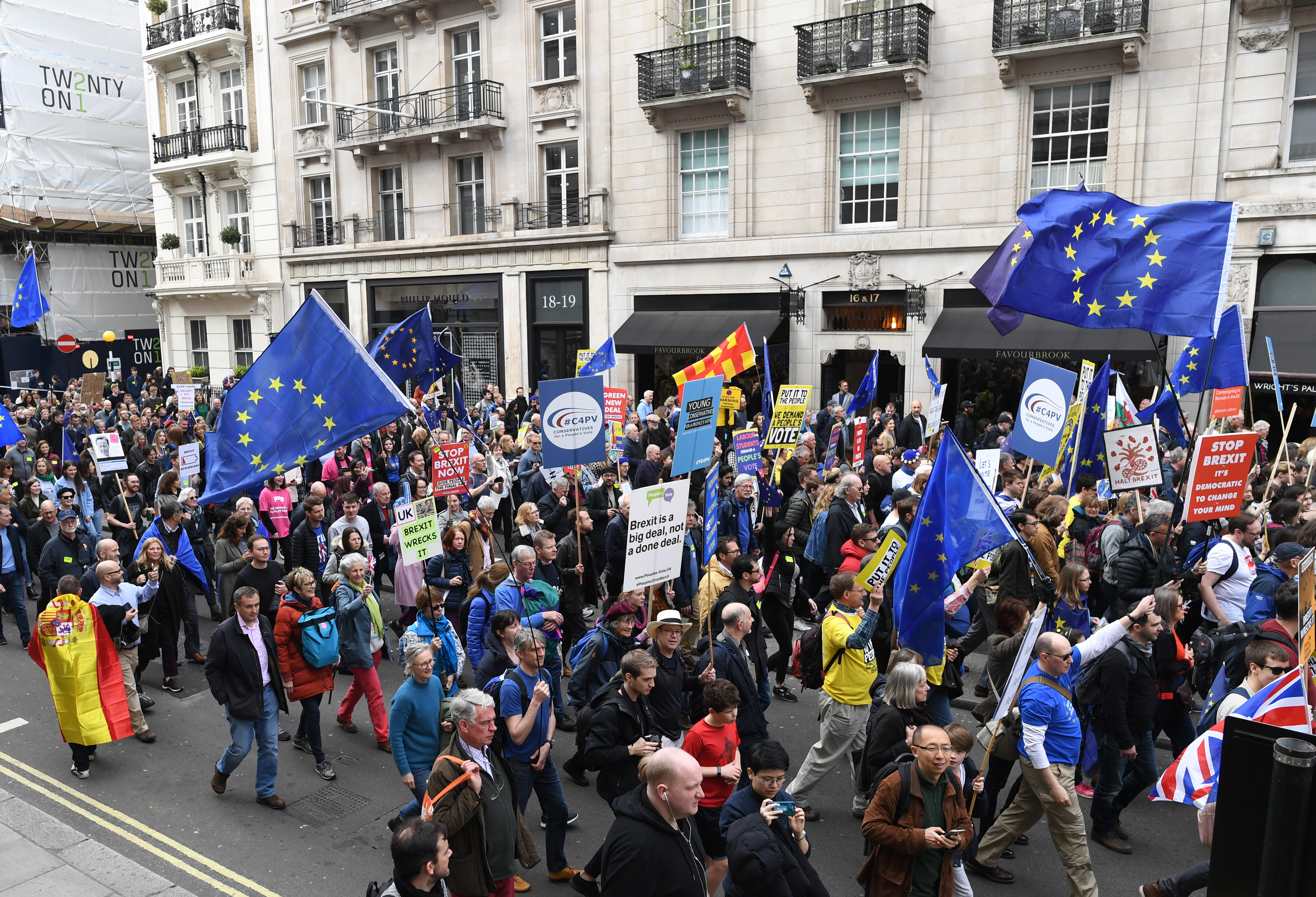 Sute de mii de oameni au protestat la Londra pentru organizarea unui nou referendum pe tema Brexitului (FOTO & VIDEO)
