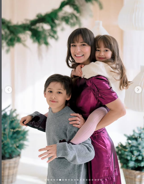 Tradiția pe care Dana Rogoz și familia ei o respectă în fiecare an, după ce împodobesc bradul de Crăciun. Imagini din casa vedetei. „E perfect”