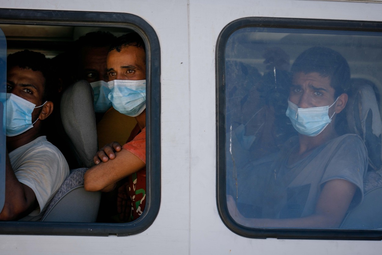 Sute de migranți, mulți copii și femei, găsiți într-o barcă, în Mediterană. „Unii cu urme de arsuri și răni provocate de arme de foc”