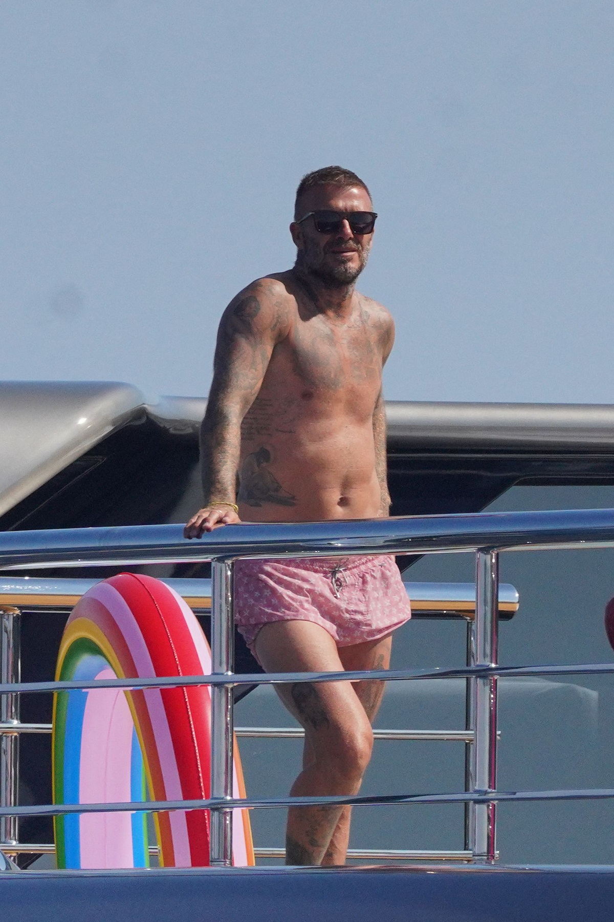 Familia Beckham face furori în Saint Tropez! David a apărut la bustul gol, iar Victoria și-a arătat formele într-o rochie albă